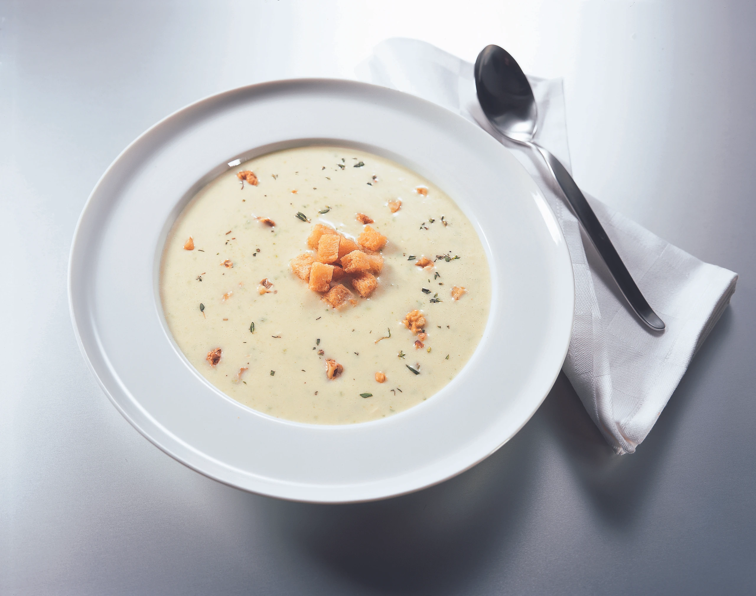 Zucchinicremesuppe mit Brotwürfeln