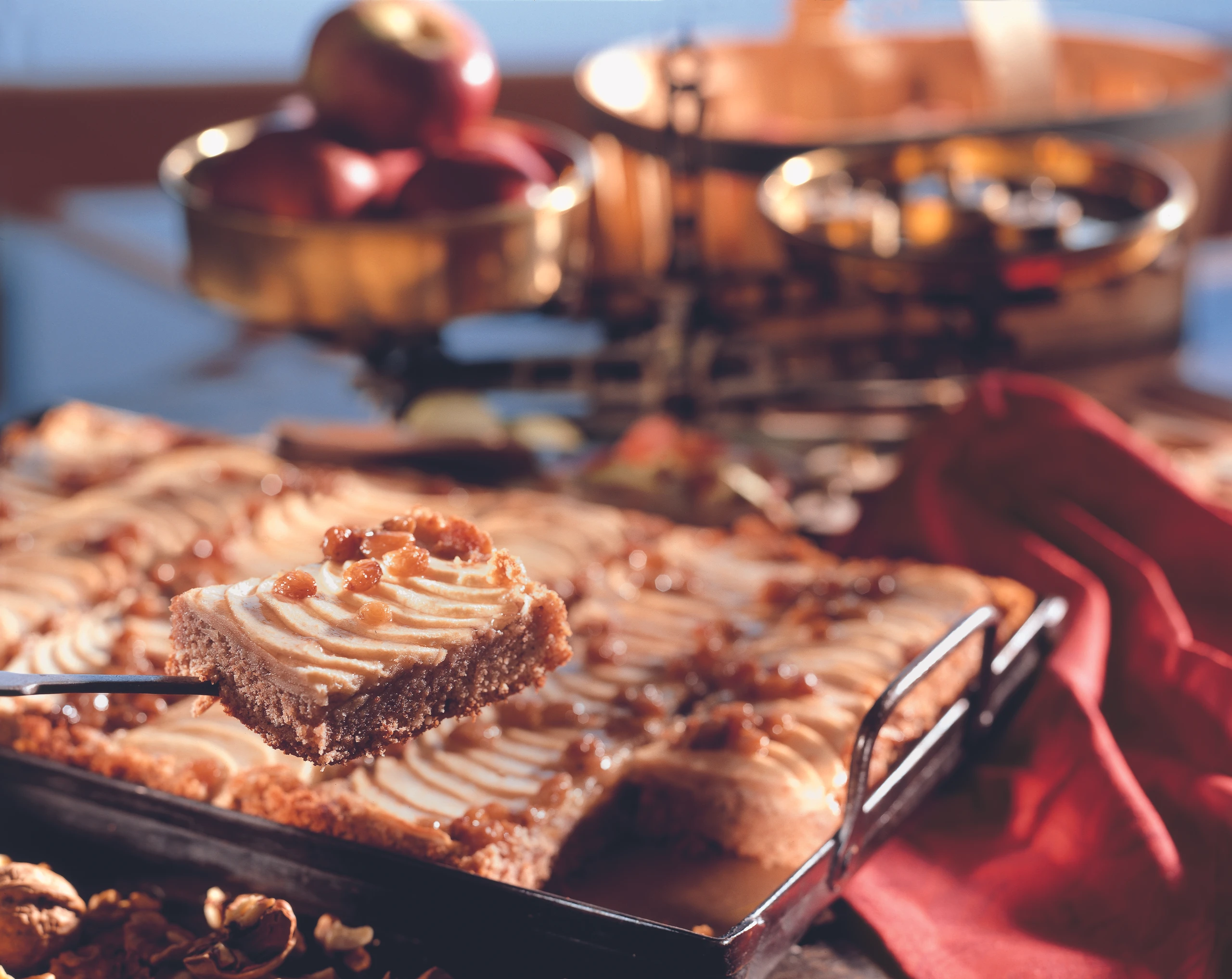 Apfelkuchen vom Blech mit Nüssen und Rosinen