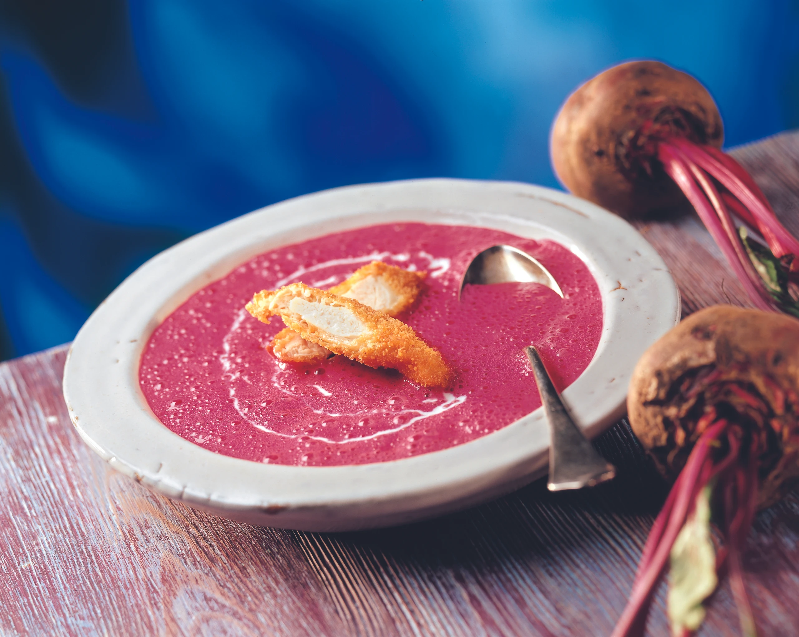 Rote-Rüben-Suppe mit Hühnerfilets in Krenpanier