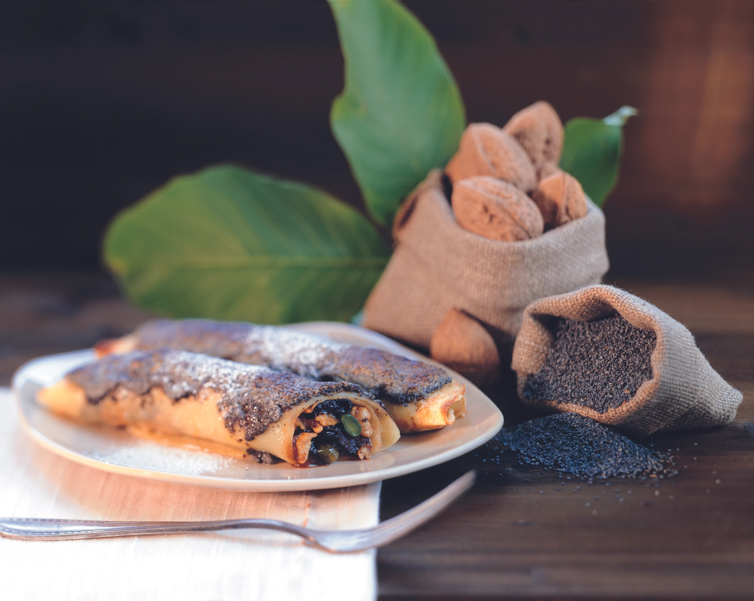 Honig-Crêpes mit Pflaumen-Nussfülle und Mohnkruste