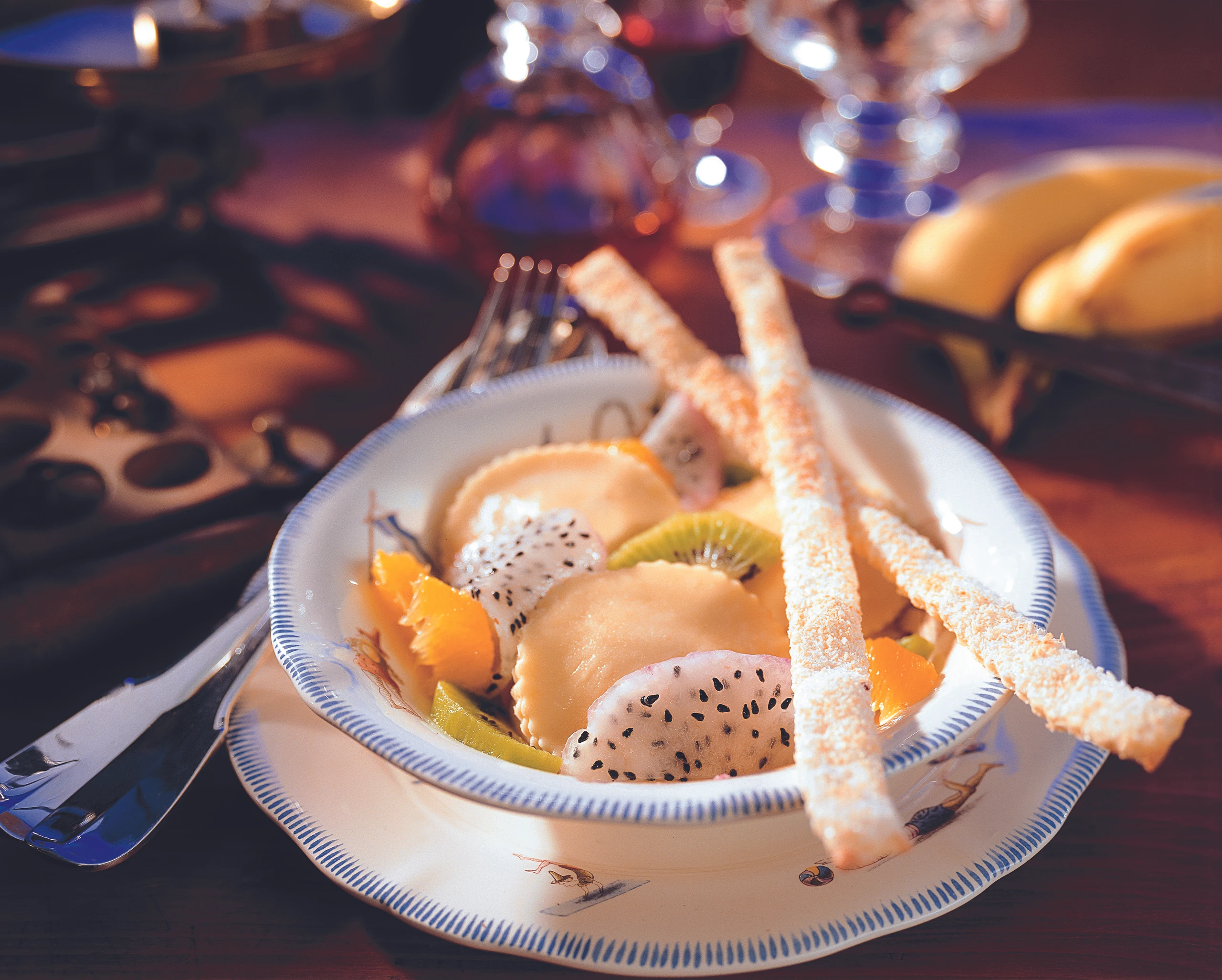 Bananen-Ravioli auf Fruchtsalat