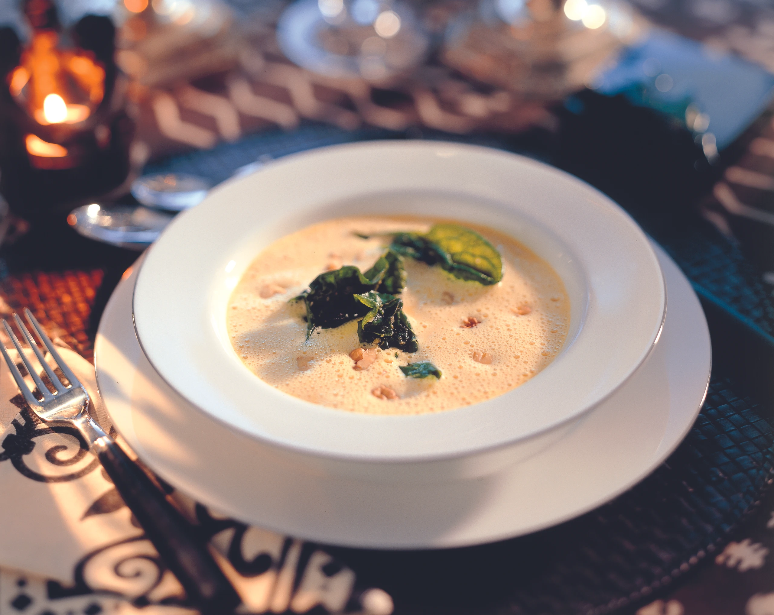 Karotten-Apfelsuppe mit knusprig gebackenem Spinat