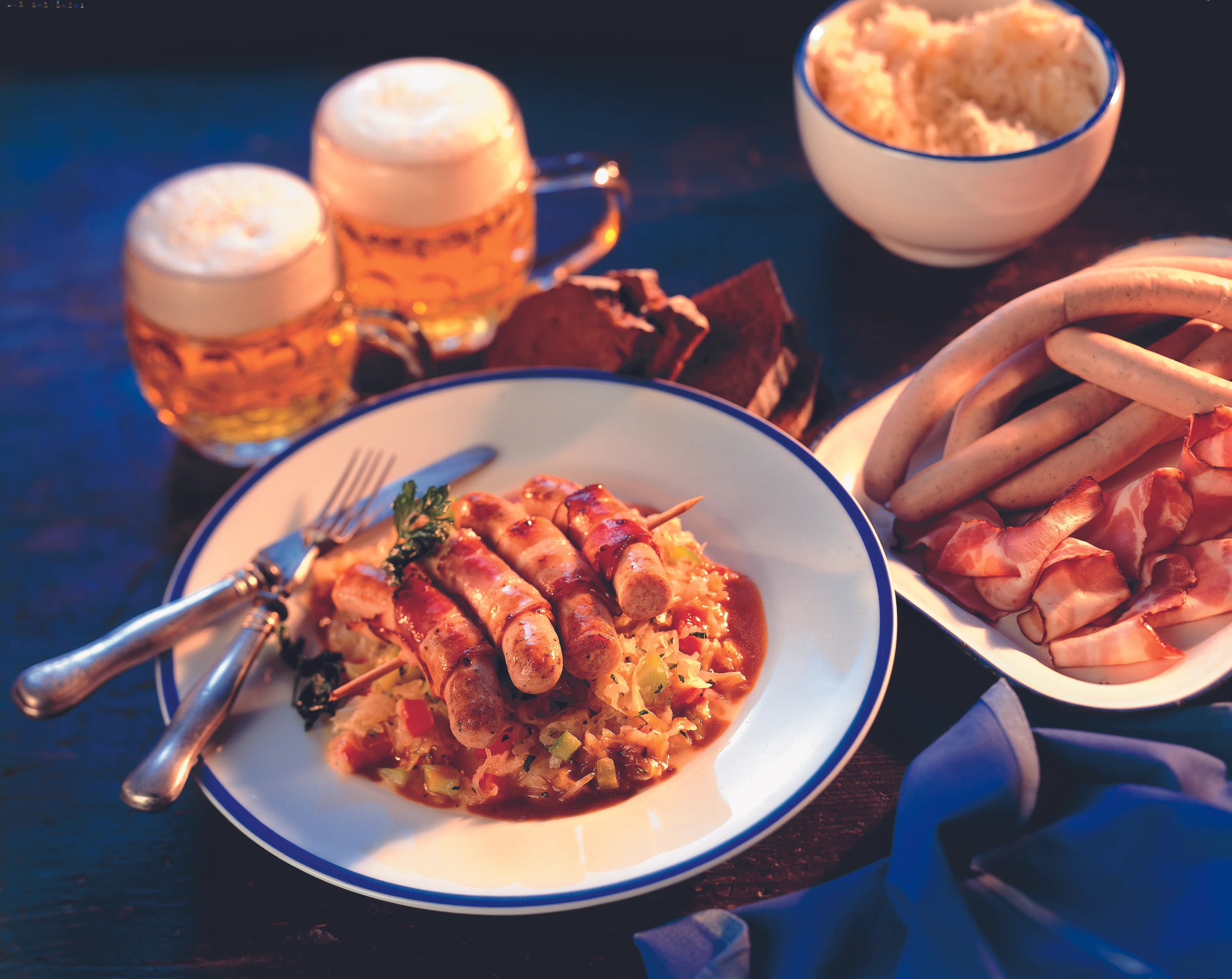 Bratwürstel-Speckspieße mit Sauerkraut