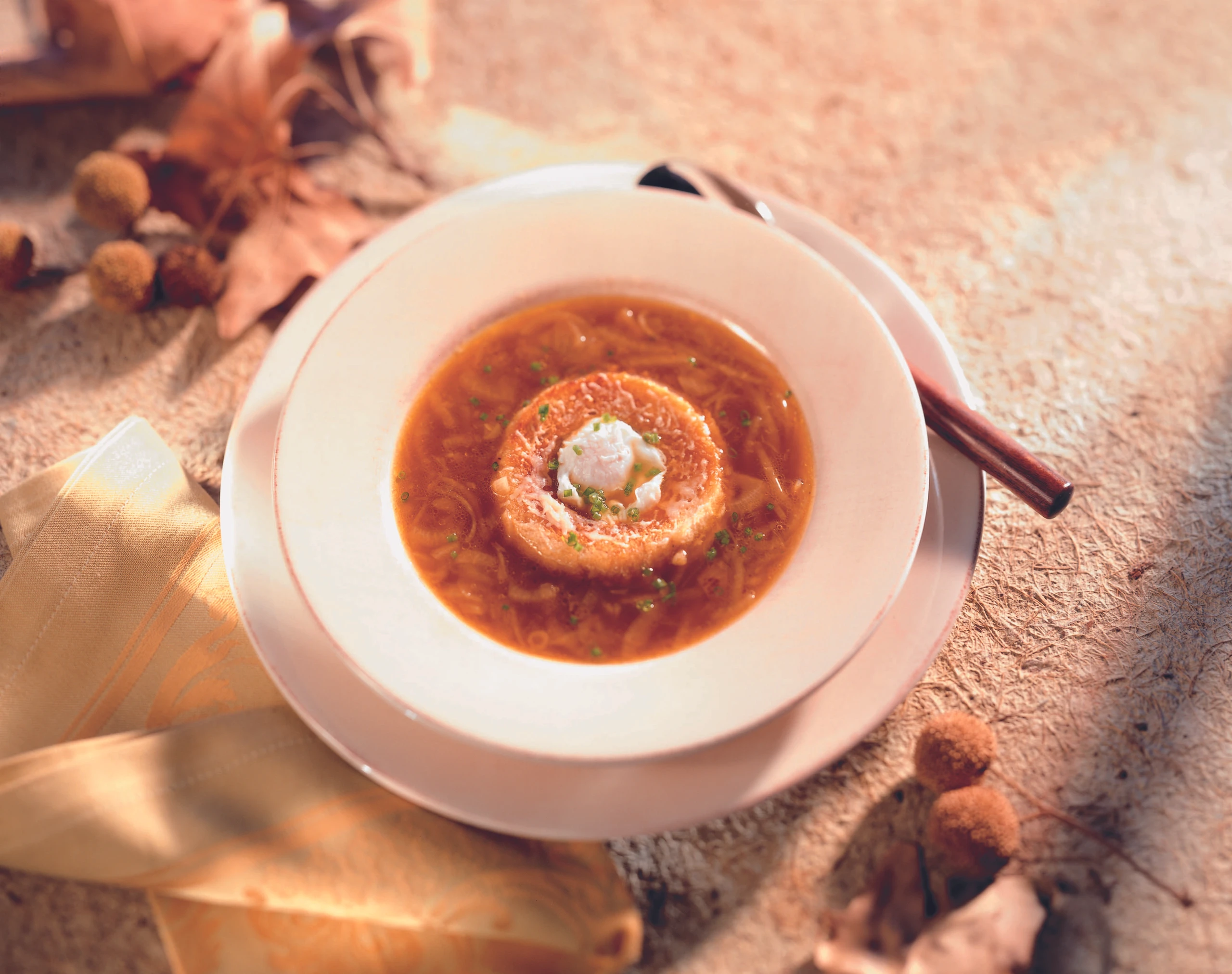 Zwiebelsuppe mit Toast und pochiertem Wachtelei