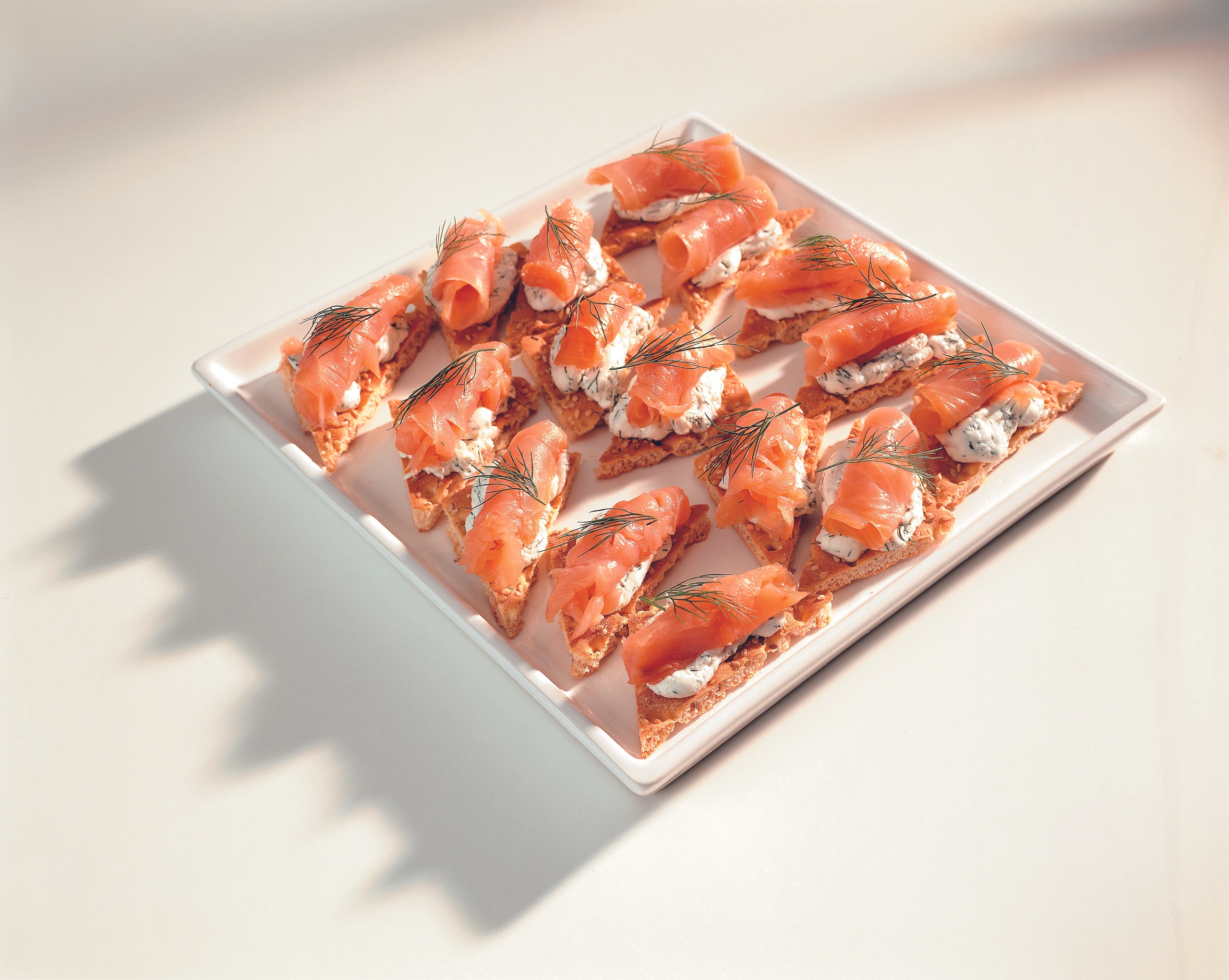 Knäckebrot-Ecken mit Dill-Aufstrich und Räucherlachs