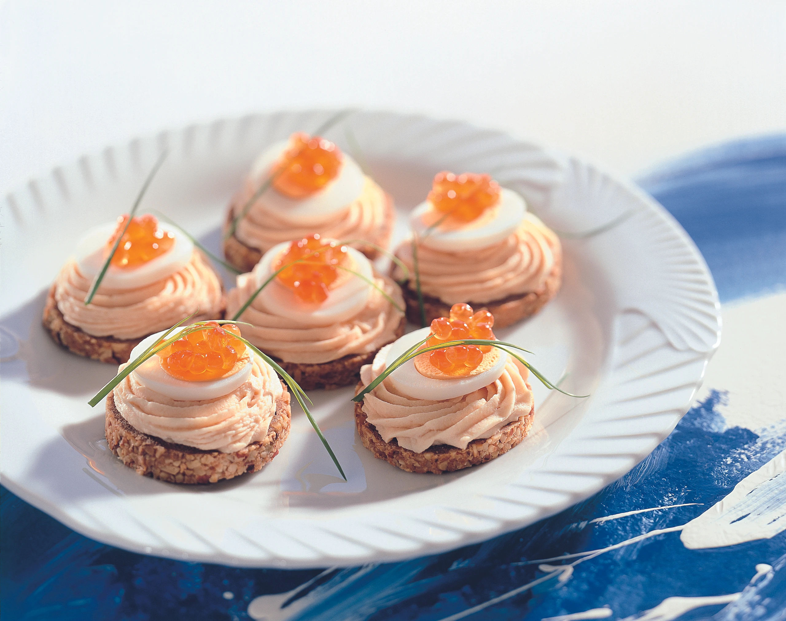 Räucherfischhäppchen mit Ei und Kaviar