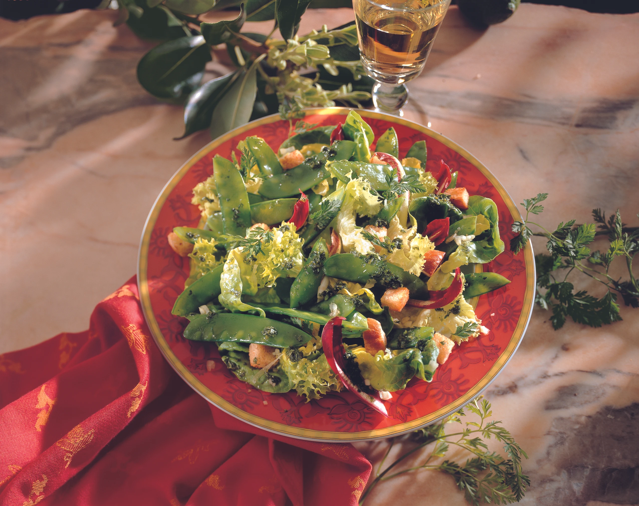 Blattsalat mit Erbsenschoten und Croûtons