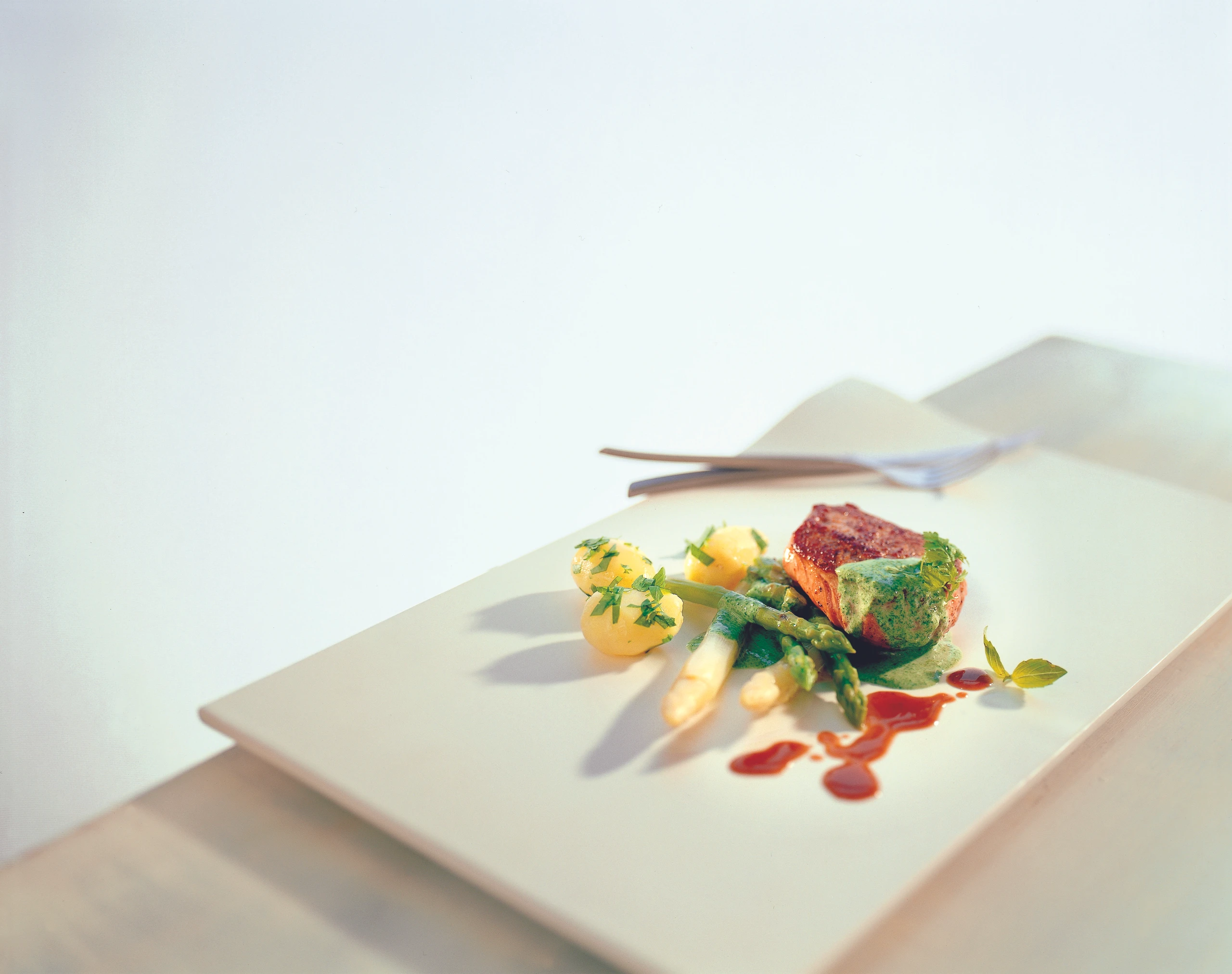 Kalbsrückensteak mit Kräutersauce und Spargel