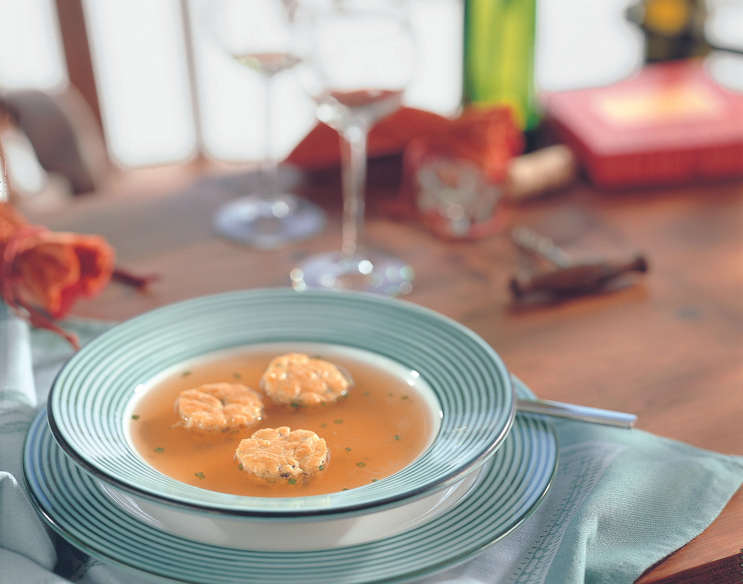 Klare Gemüsesuppe mit Schwammerl-Schöberln