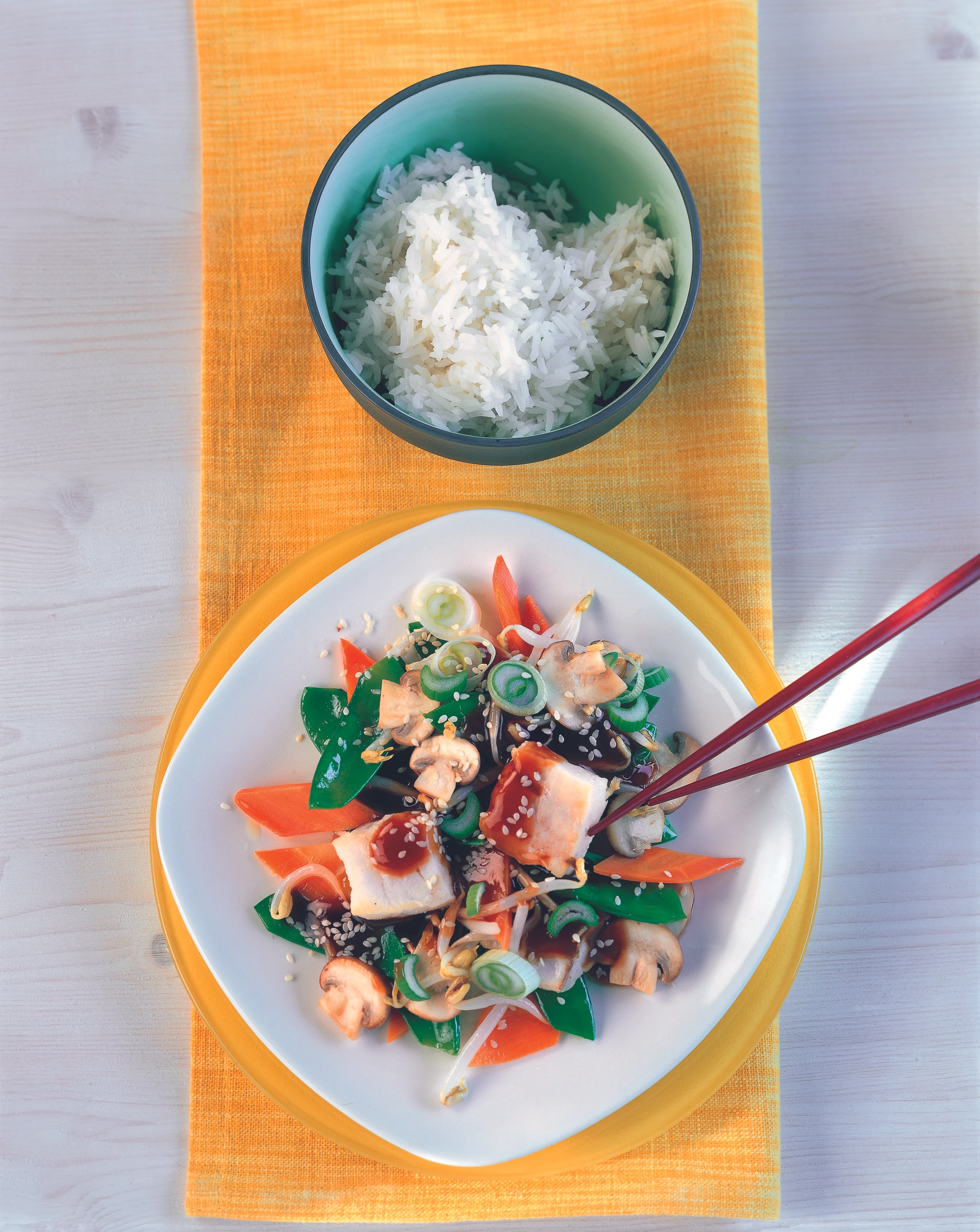 Chinesischer Fisch mit Erbsenschoten und Sprossen