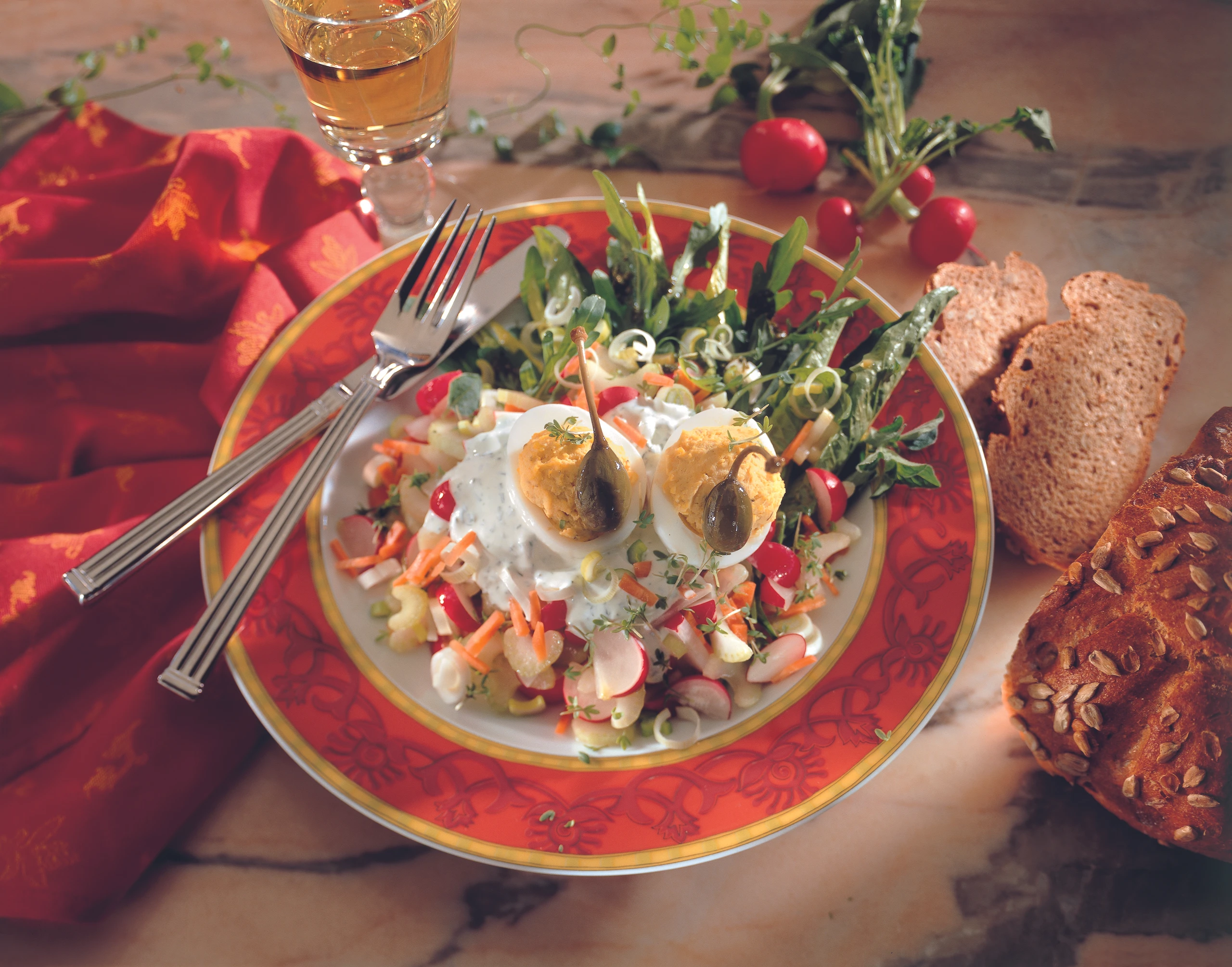 Gemüse-Kräutersalat mit gefüllten Eiern