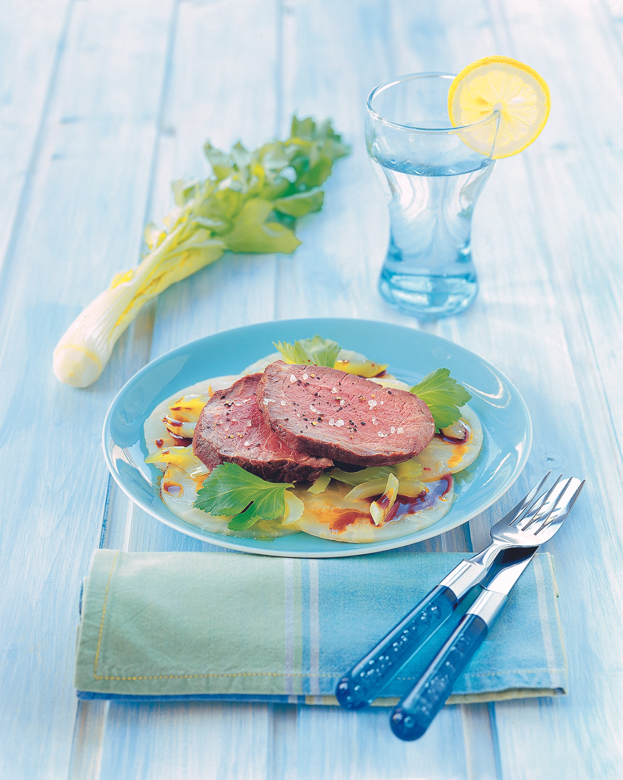 Pochiertes Rindsfilet auf mariniertem Sellerie