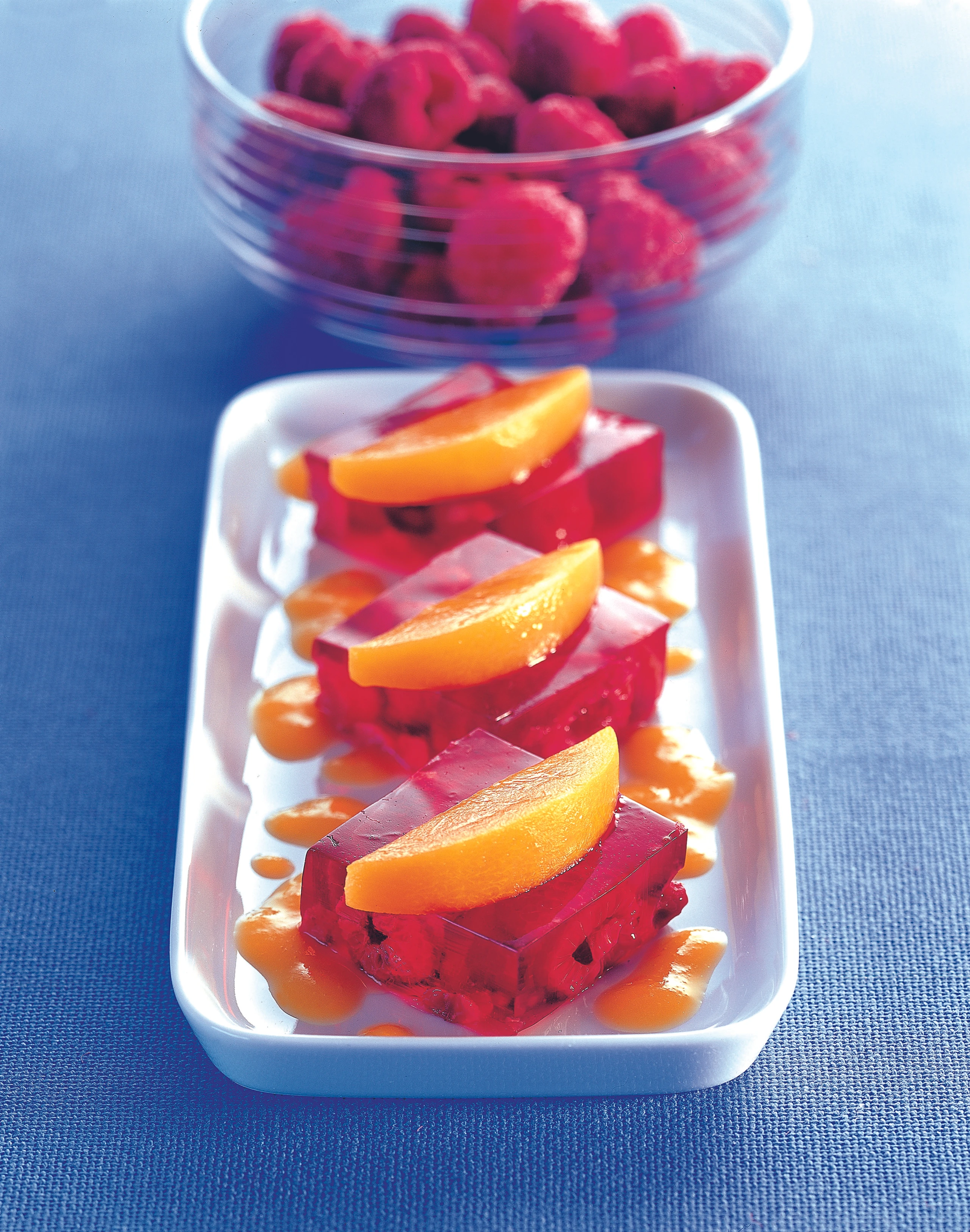 Himbeer-Weingelee mit Pfirsichragout