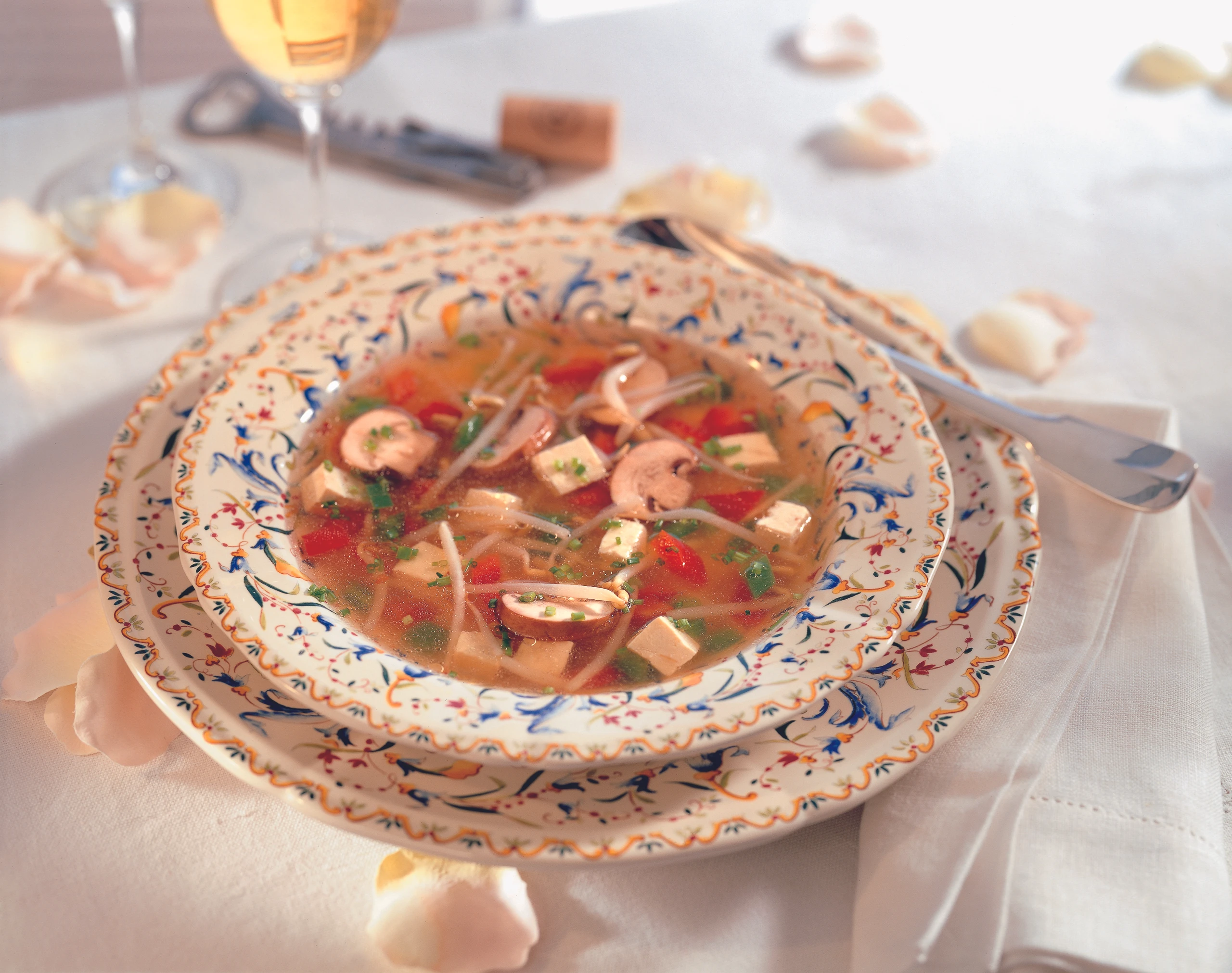 Asiatische Gemüsesuppe mit Pilzen und Tofu