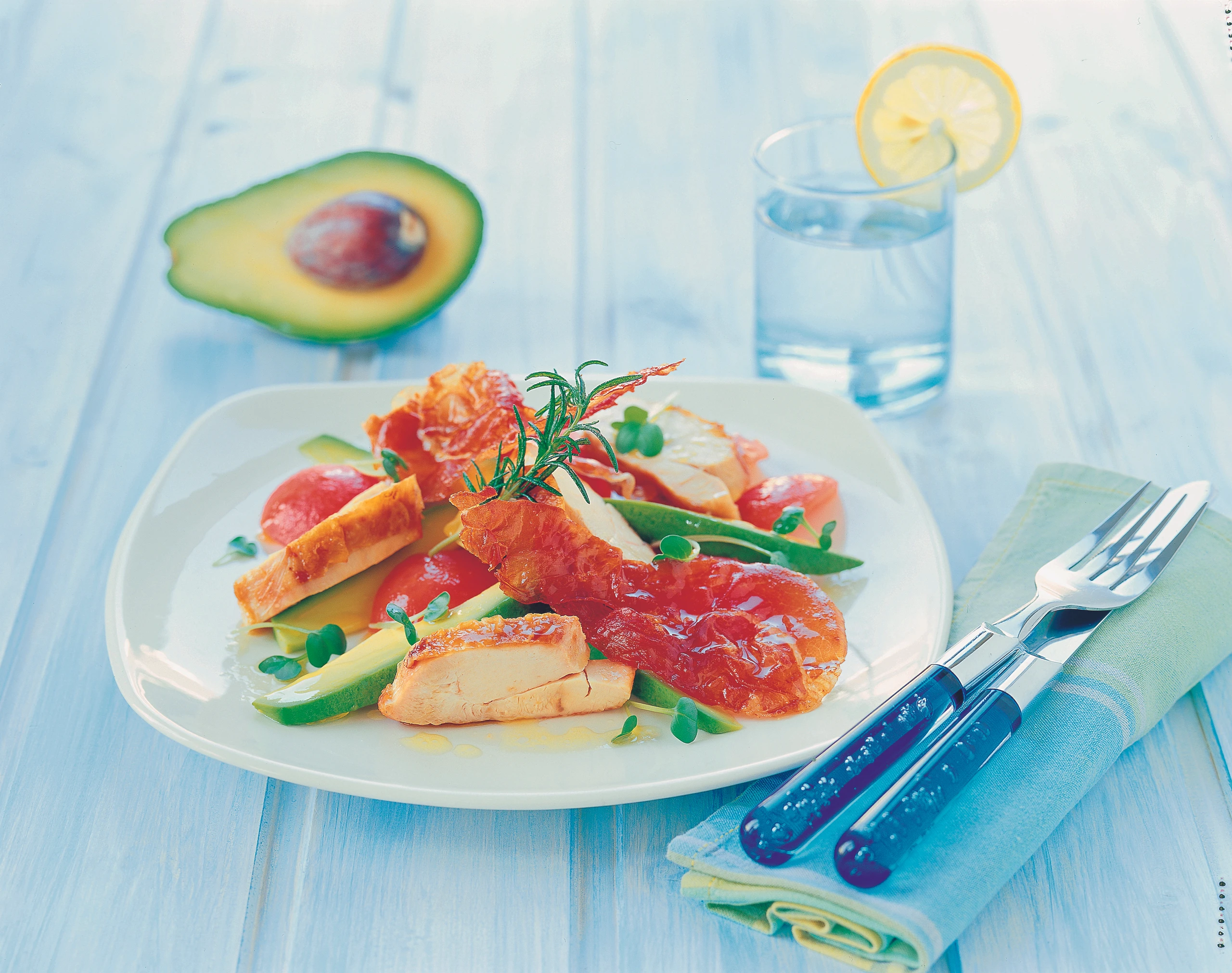 Avocado-Tomatensalat mit Hühnerbrust und Prosciutto