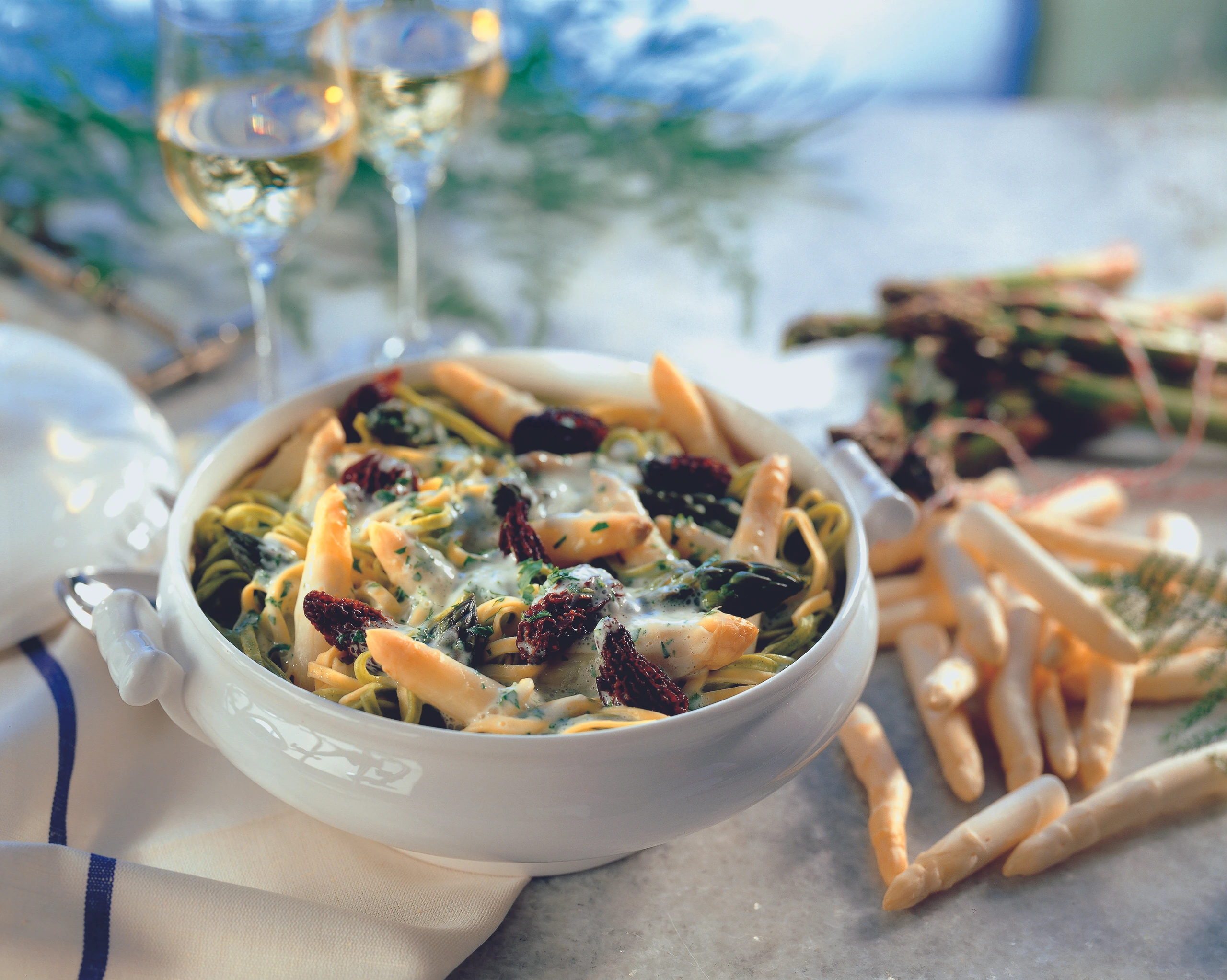 Mai-Topf mit Spargel, Morcheln und Kräutern