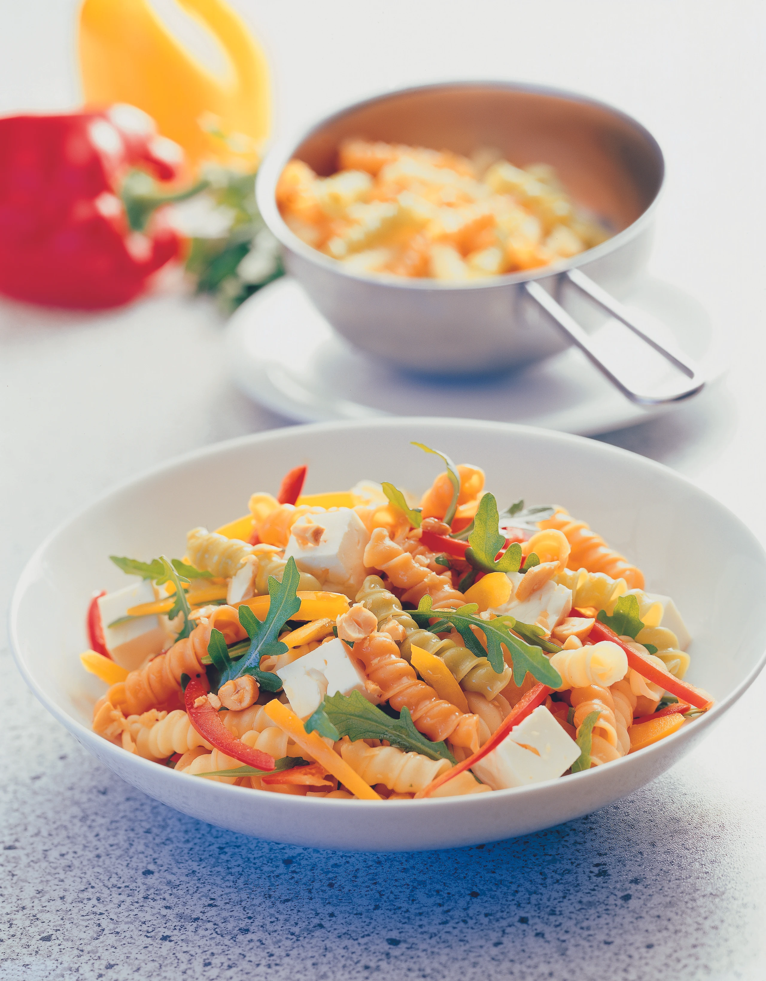 Pastasalat mit Rucola und Schafkäse