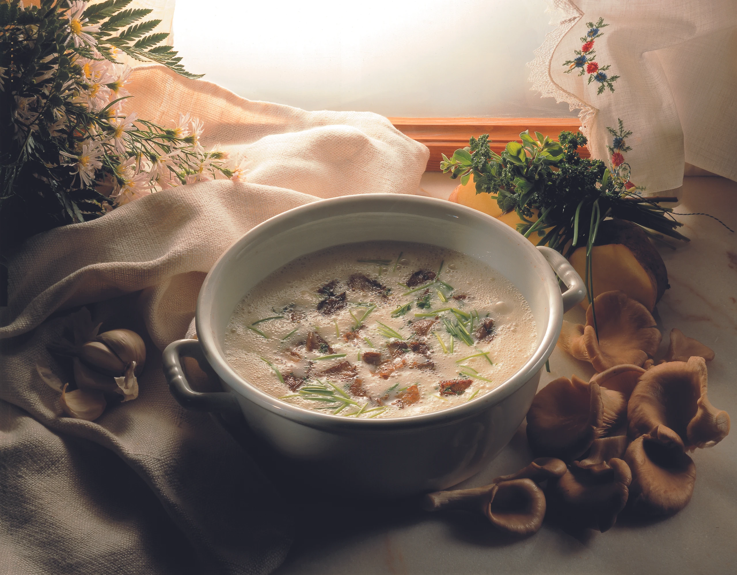 Erdäpfelsuppe mit Austernpilzen und Kräutern