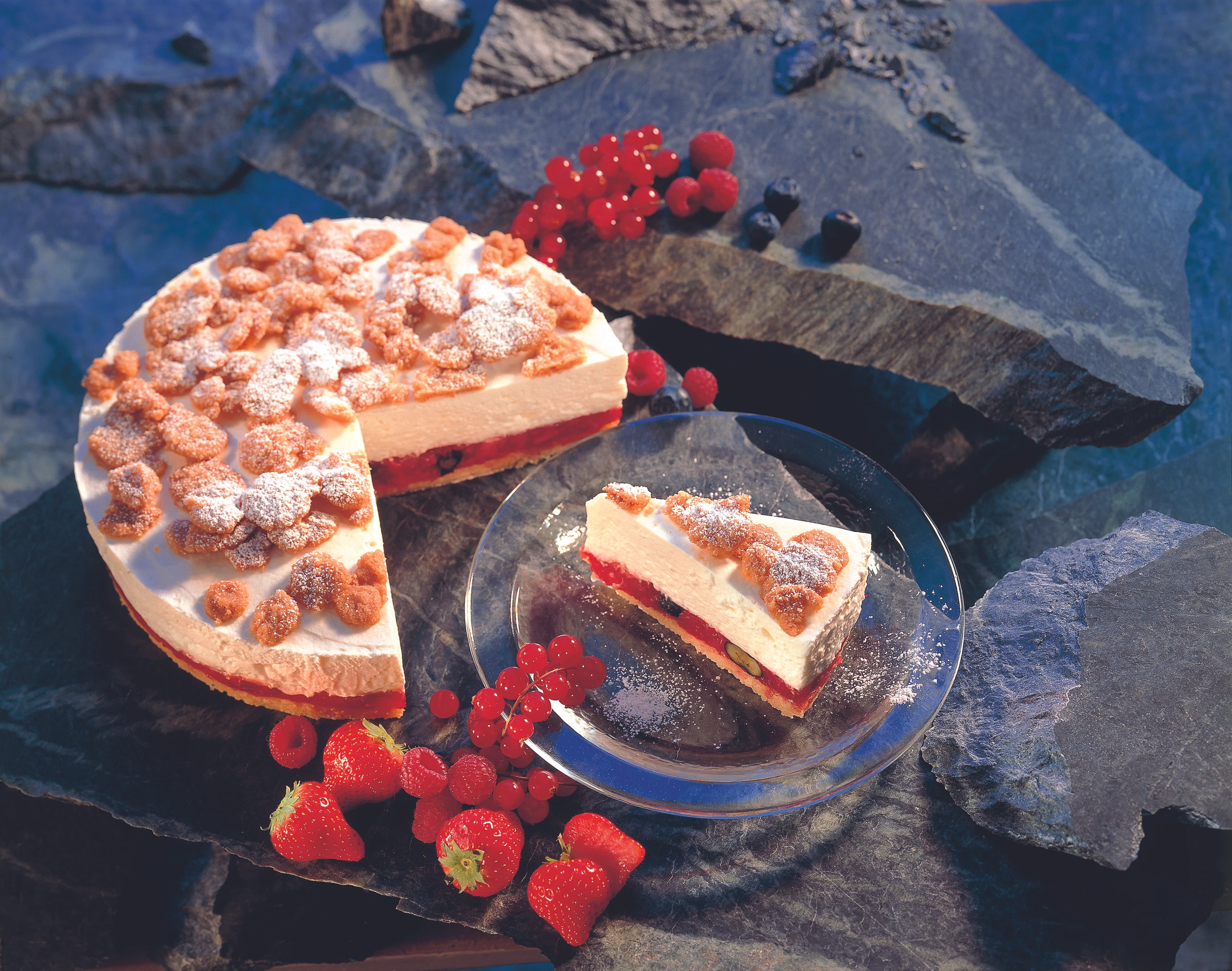 Topfen-Streuseltorte mit Beerengrütze