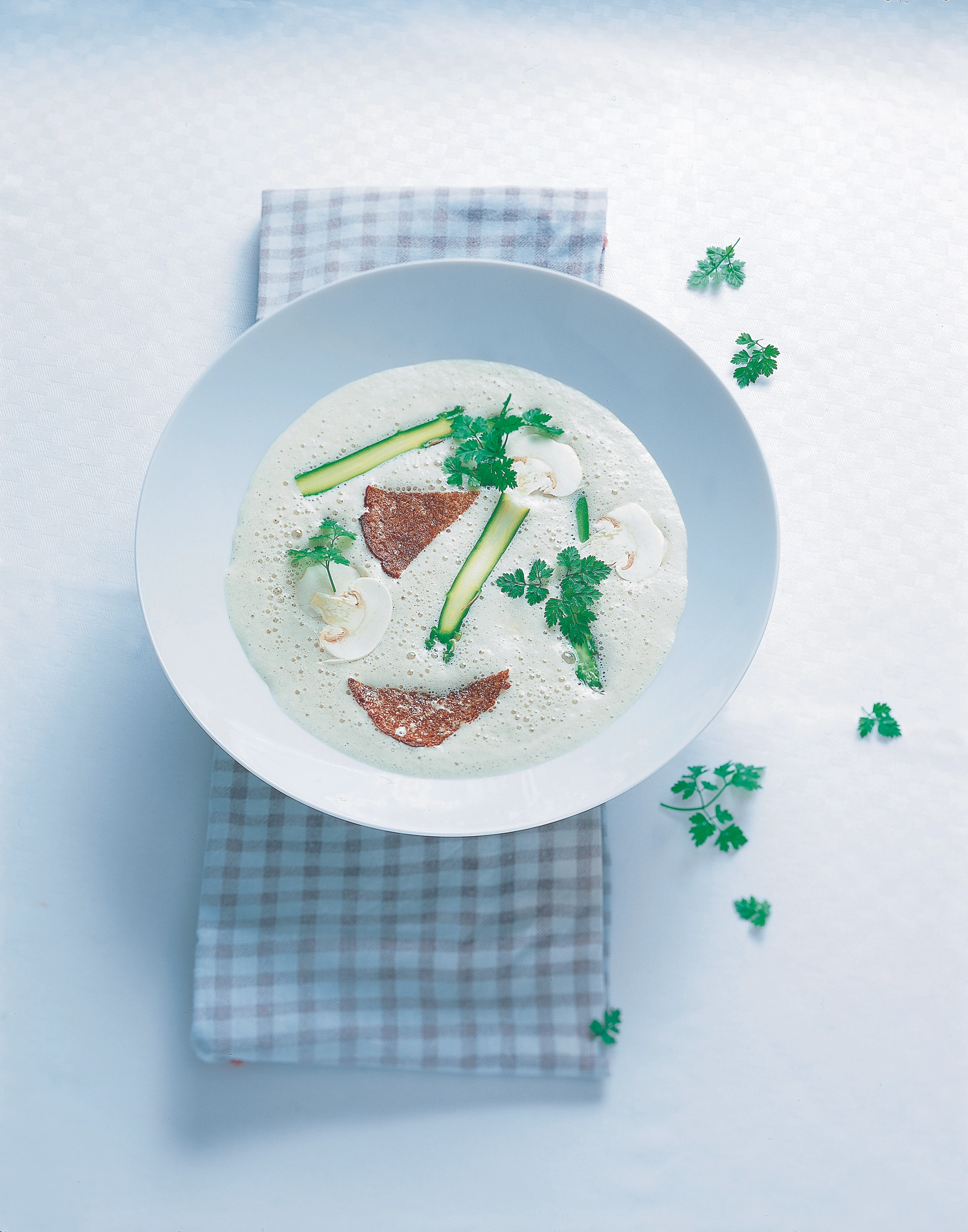 Leicht gebundene Champignonsuppe mit Spargel
