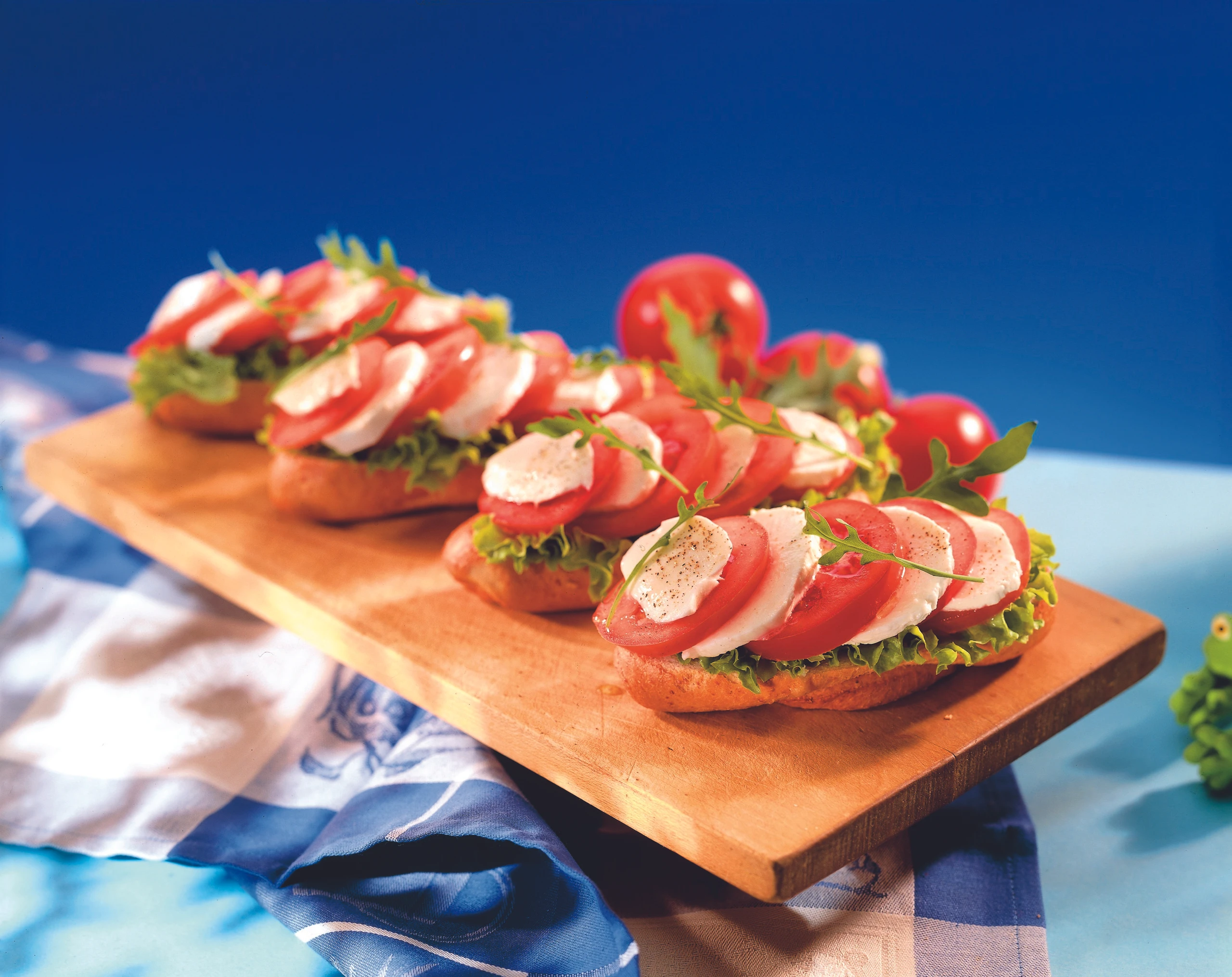 Grahamweckerl mit Mozzarella und Paradeiser