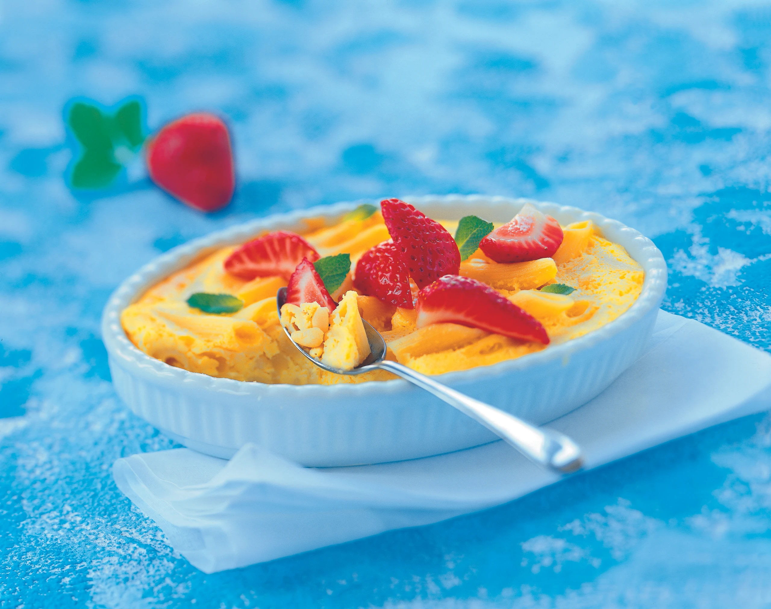 Süßer Nudelauflauf mit Erdbeeren