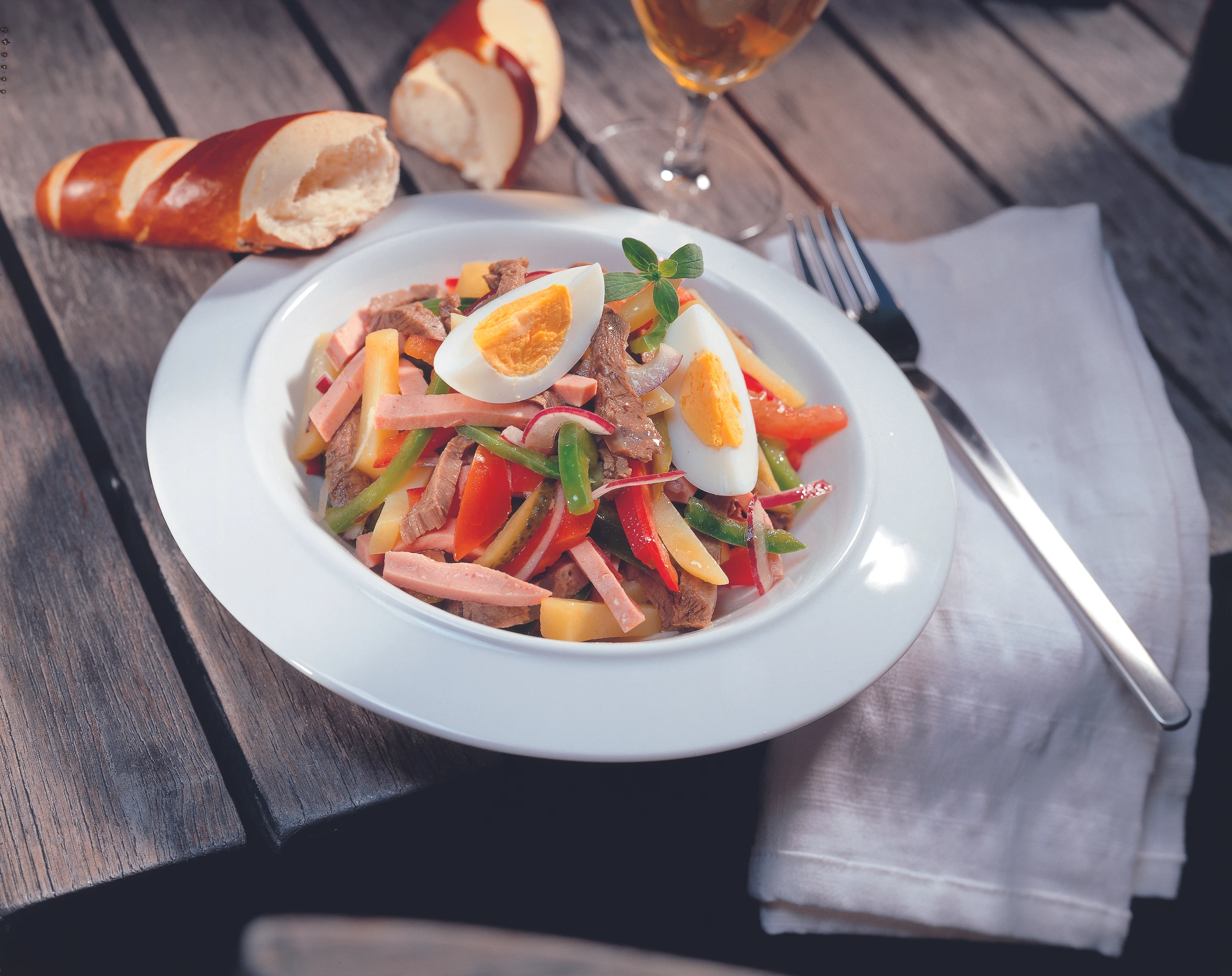 Bunter Rindfleischsalat mit Extrawurst und Ei