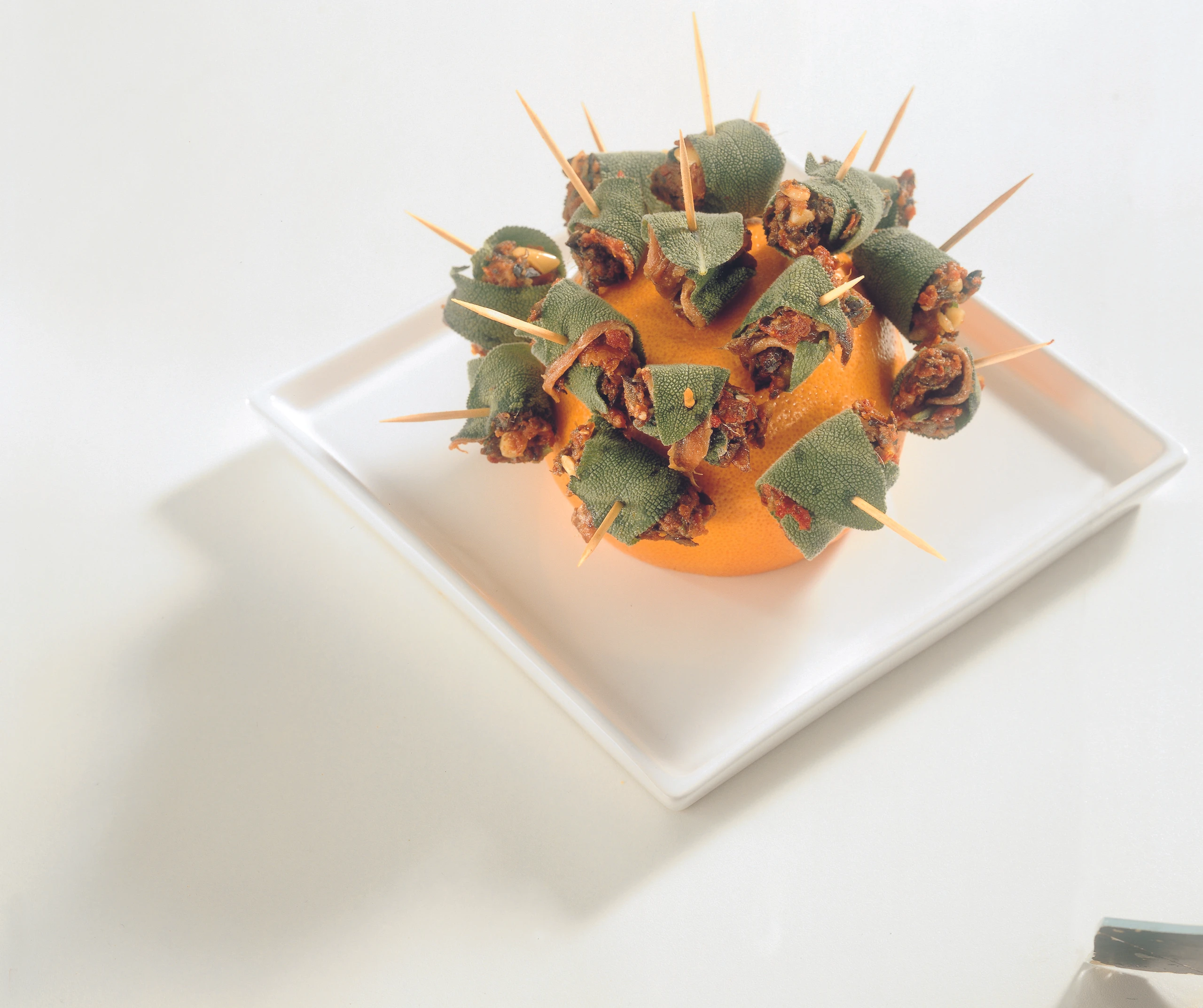 Pikante Salbei-Sardellenröllchen