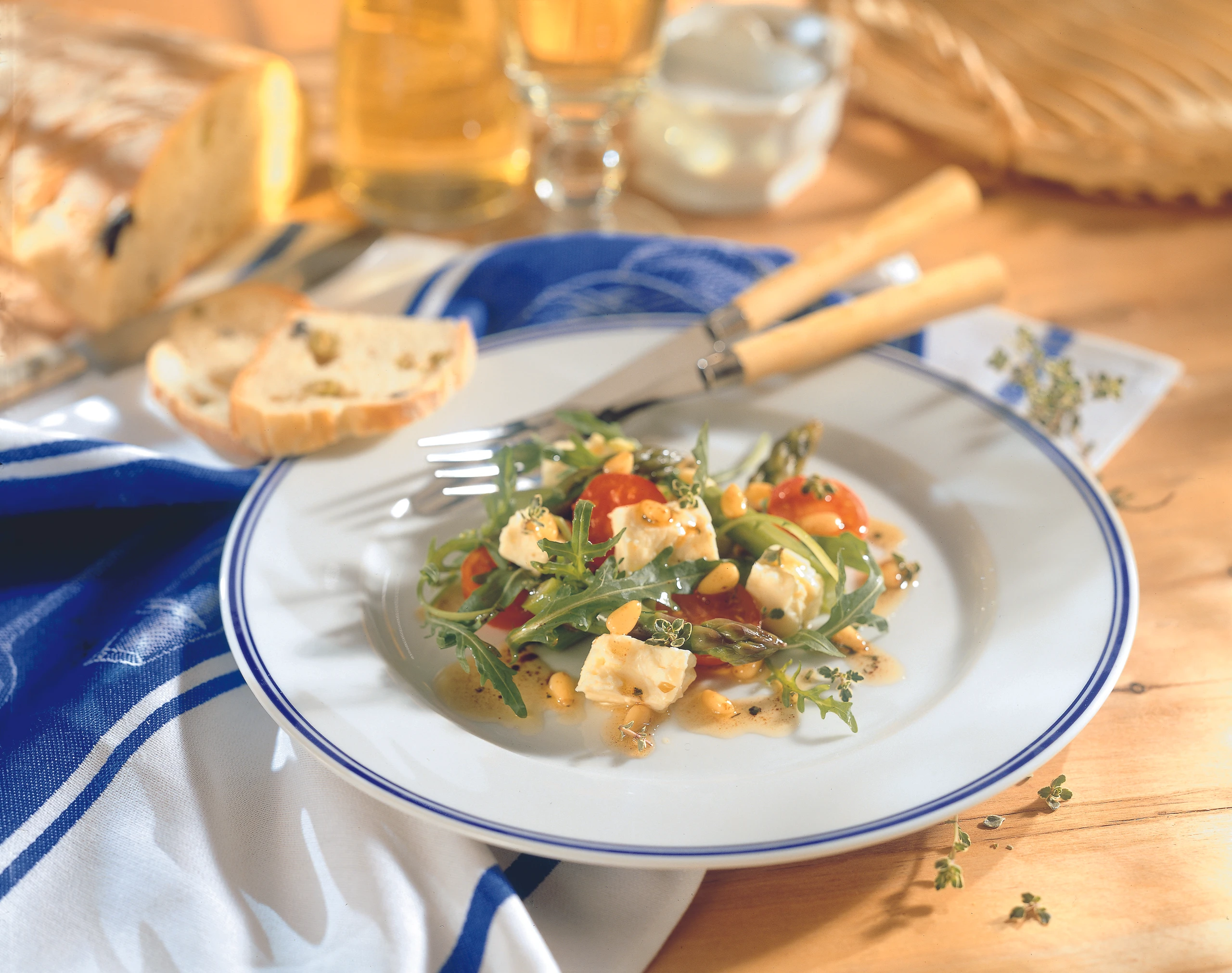 Leichter Salat mit Schafkäse und Spargel