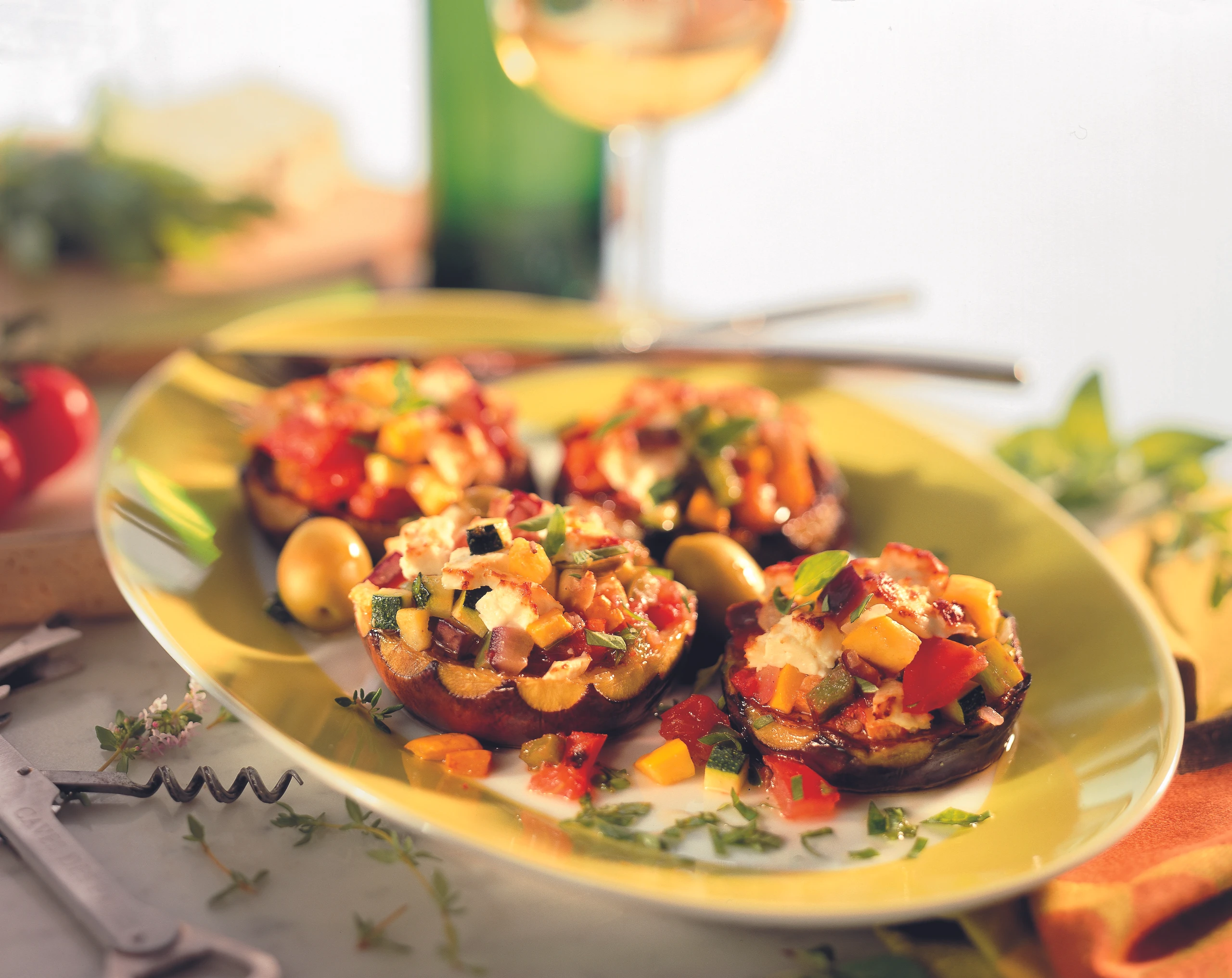 Melanzani mit Gemüse und Schafkäse