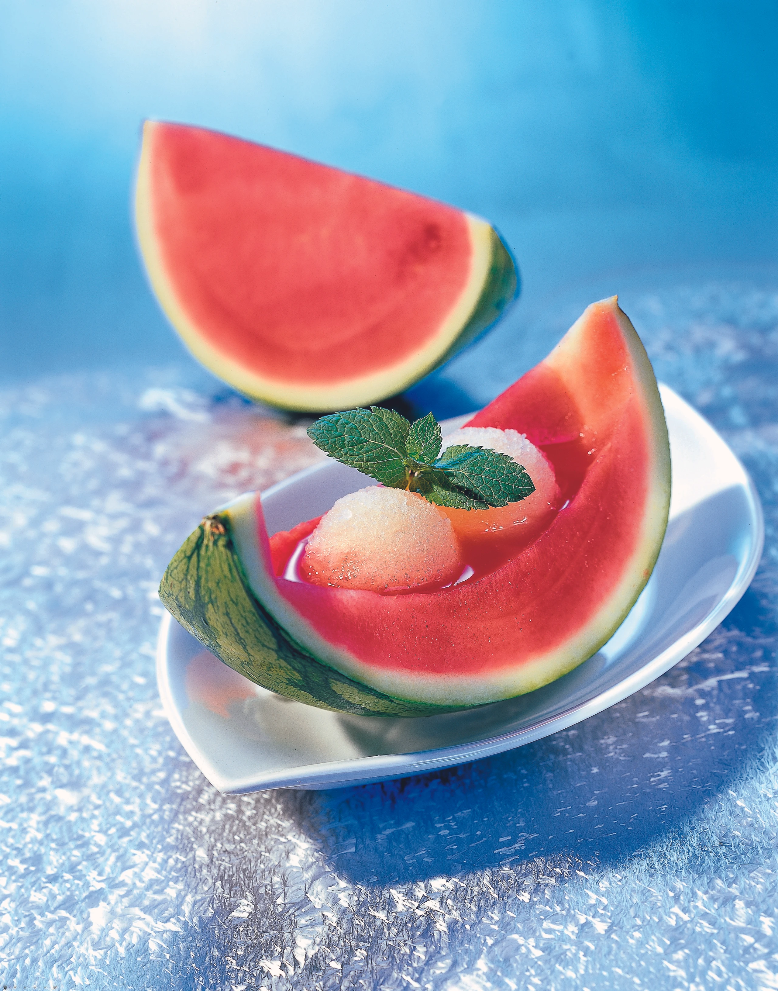 Minze-Sorbet und Melonensuppe im Melonenboot