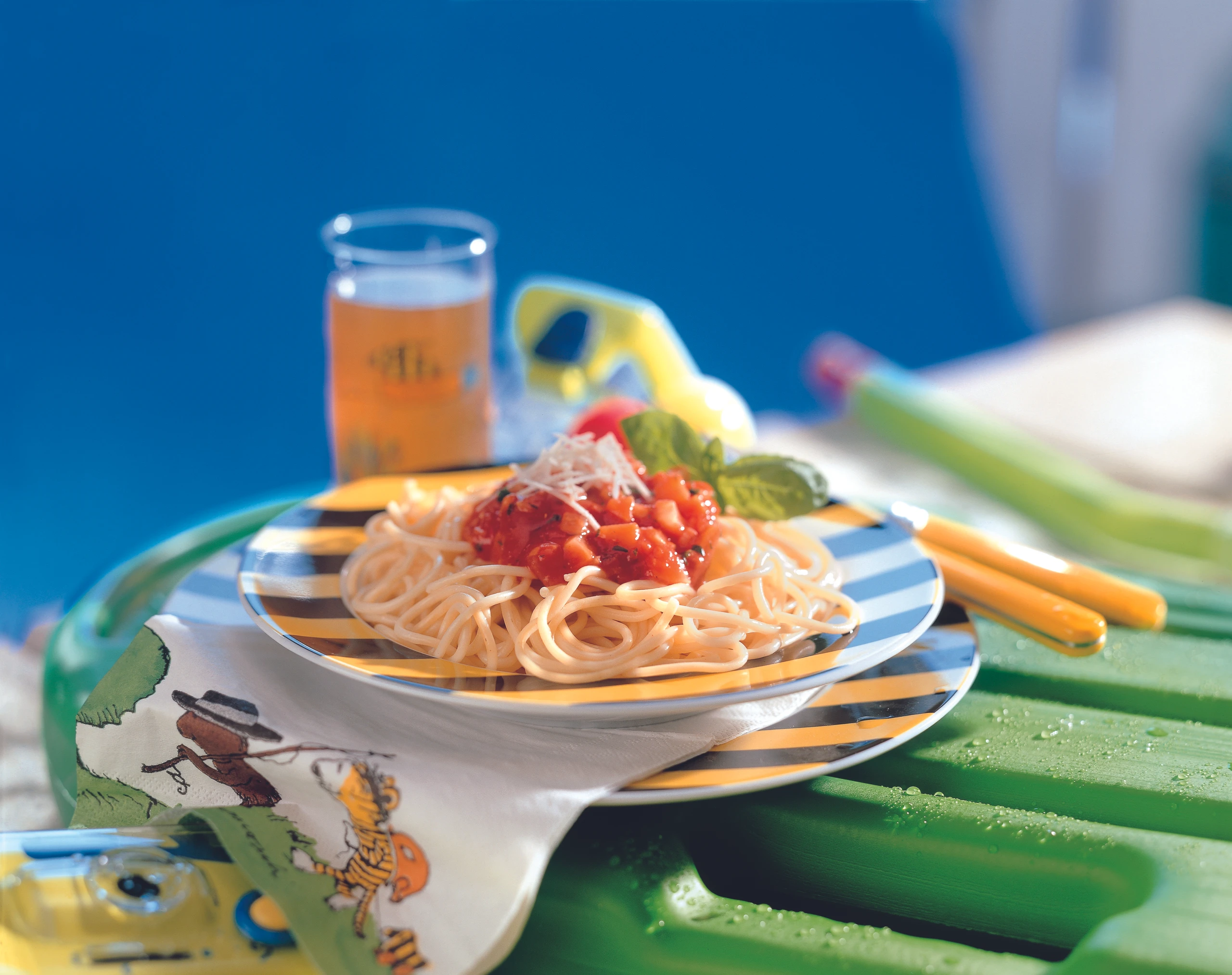 Spaghetti mit Gemüse-Tomatensauce und Basilikum