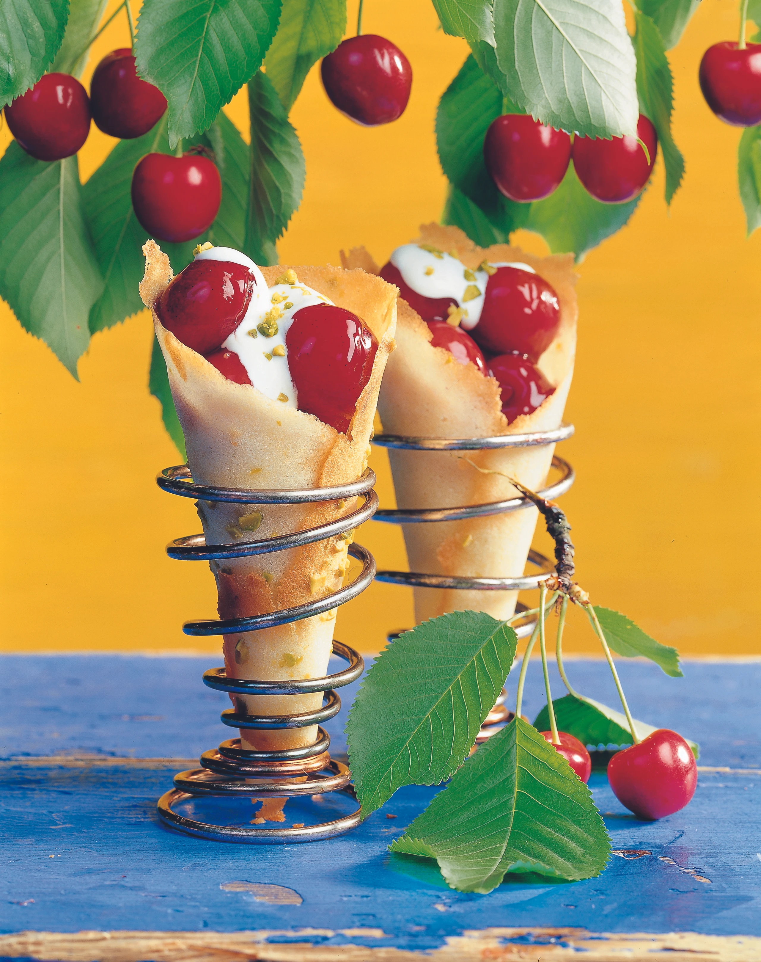 Pistazienstanitzel mit Kirschengelee und Sauerrahm