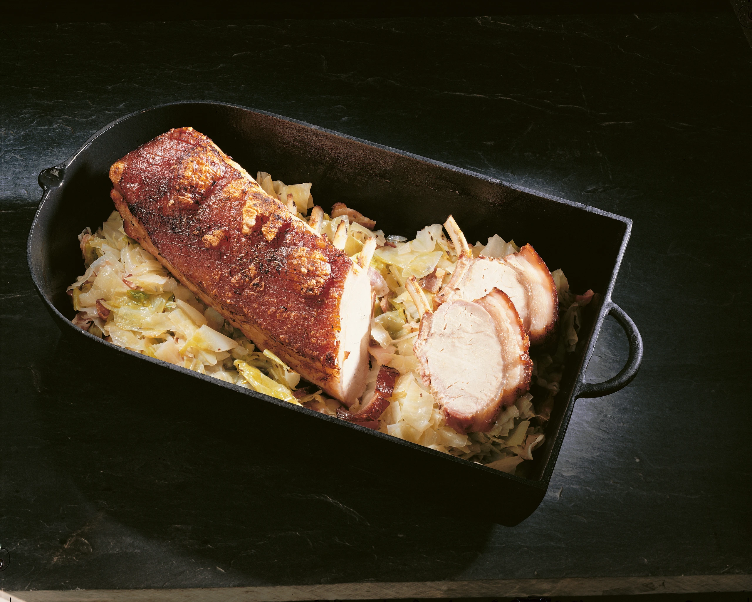 Jungschweinsbraten mit Kraut und Knödeln