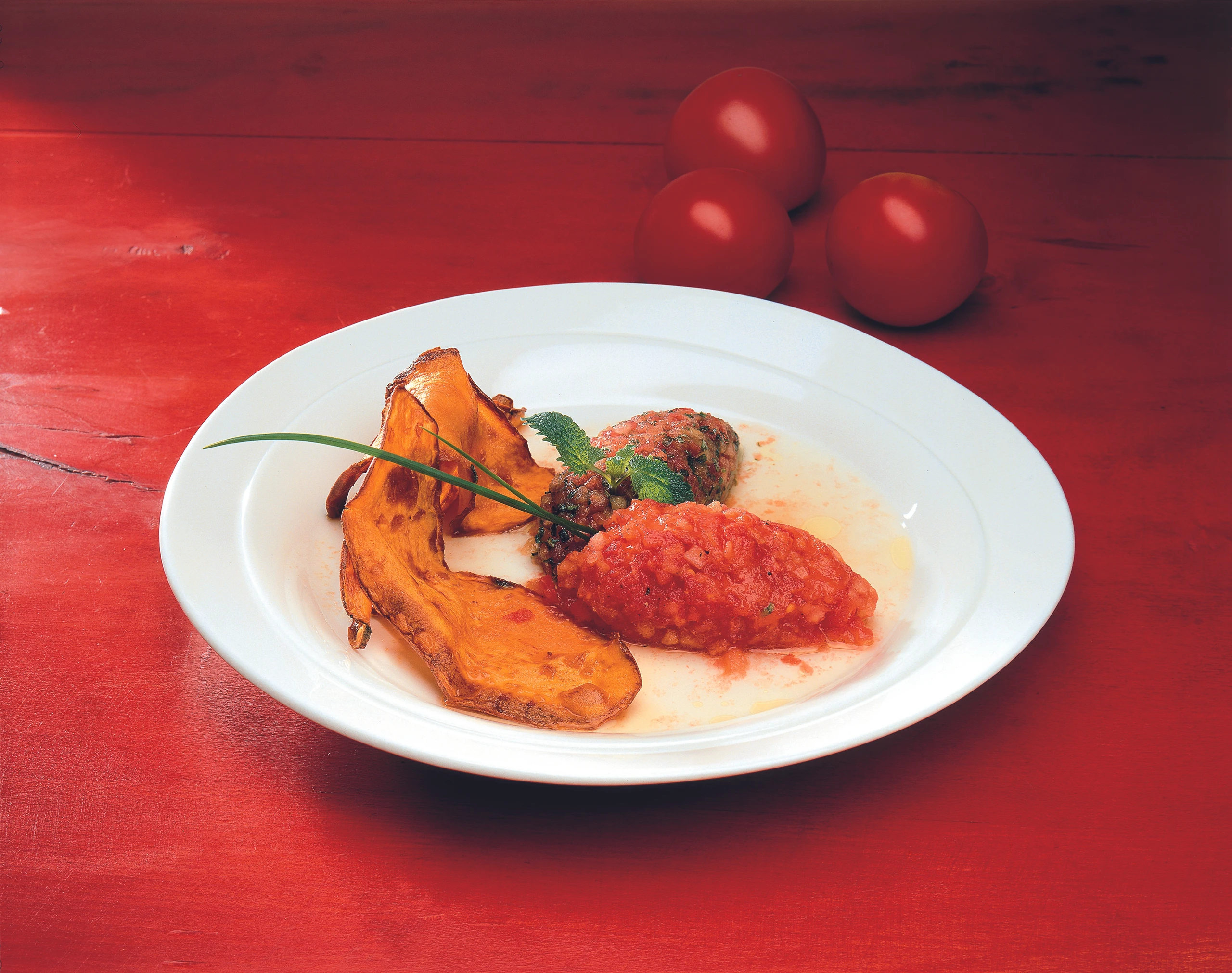 Paradeis-Tatar mit knusprigen Melanzani