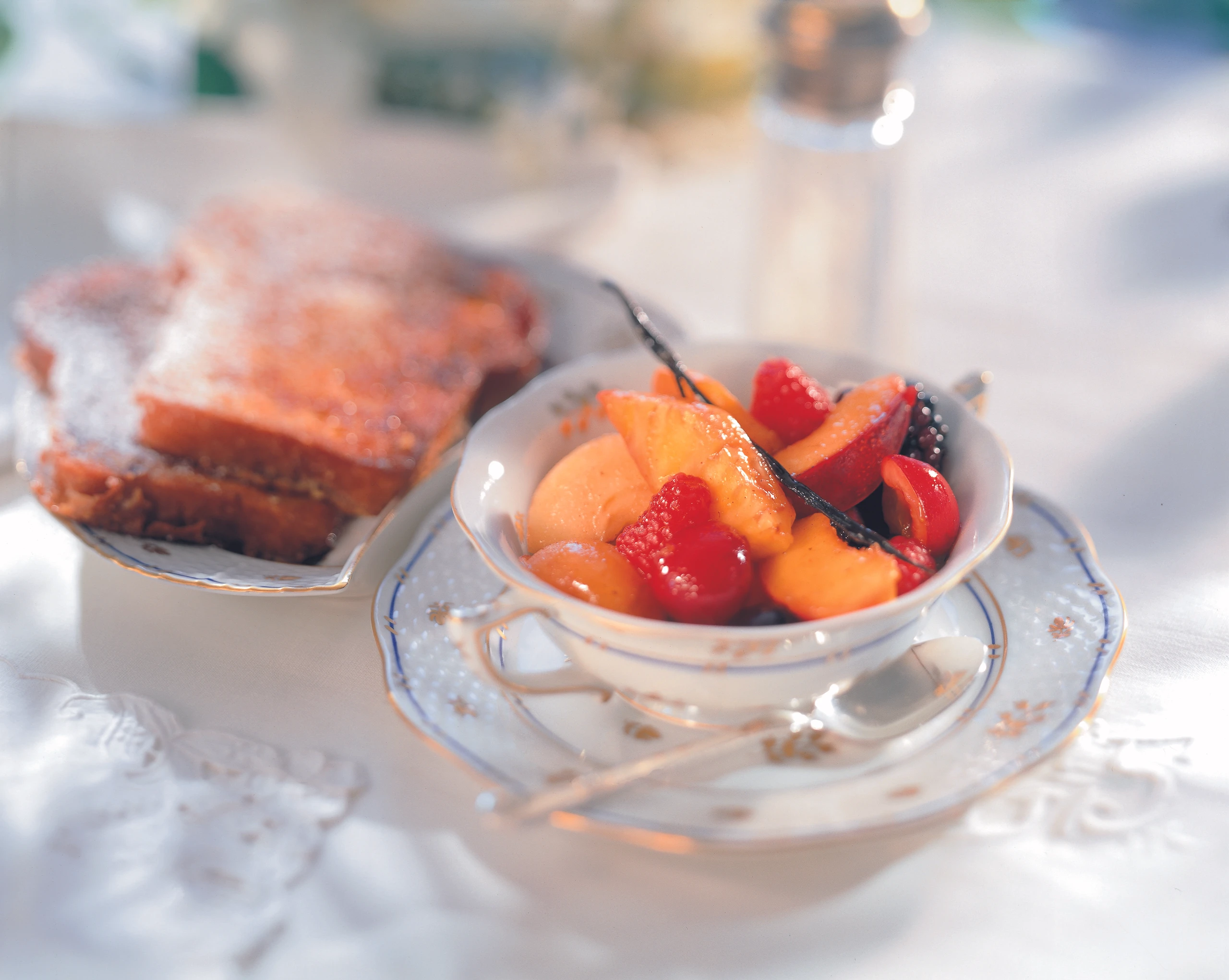 Gebratene Früchte mit karamellisiertem Milchbrot
