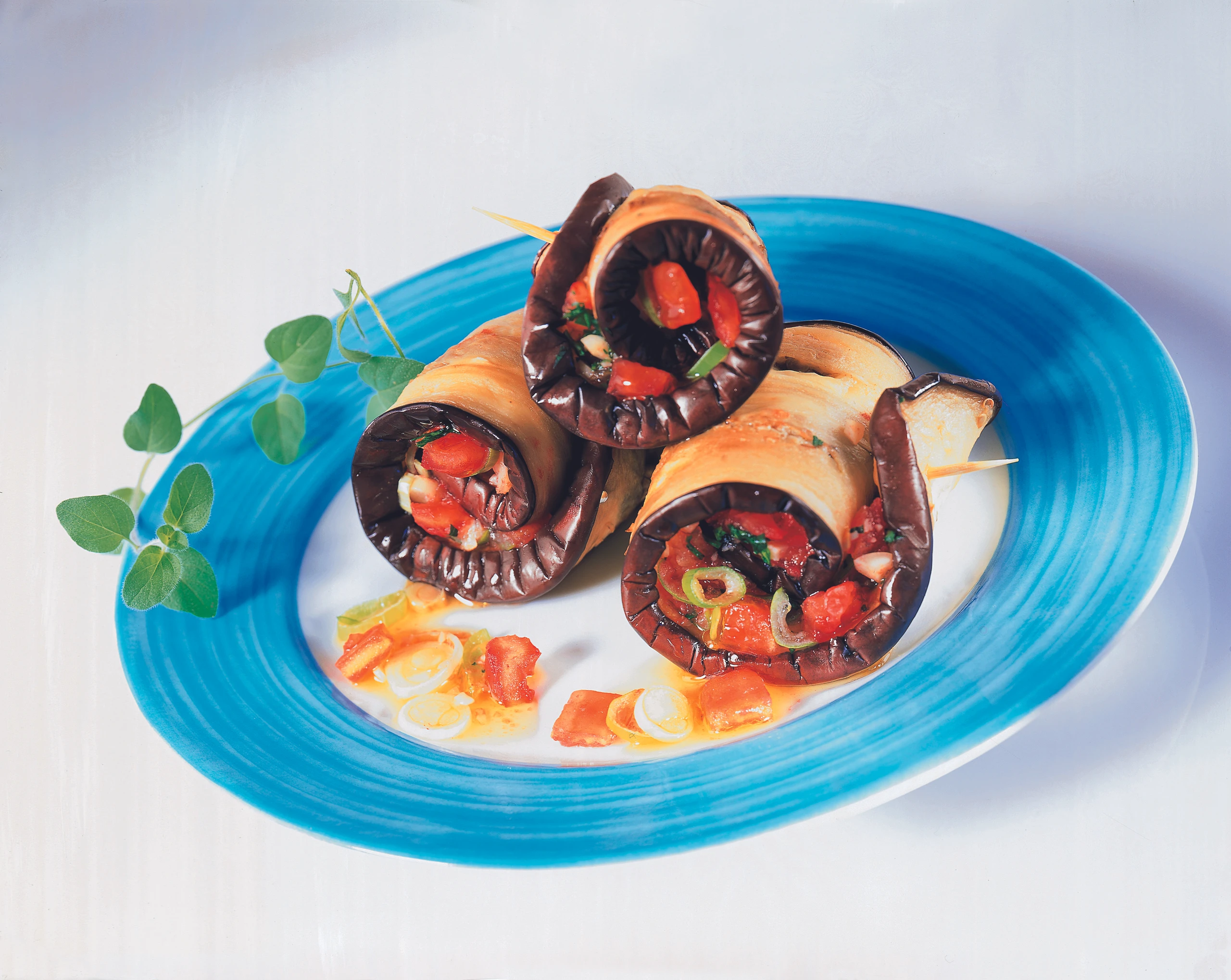 Griechische Melanzani-Röllchen mit Mandel-Kräuterfüllung