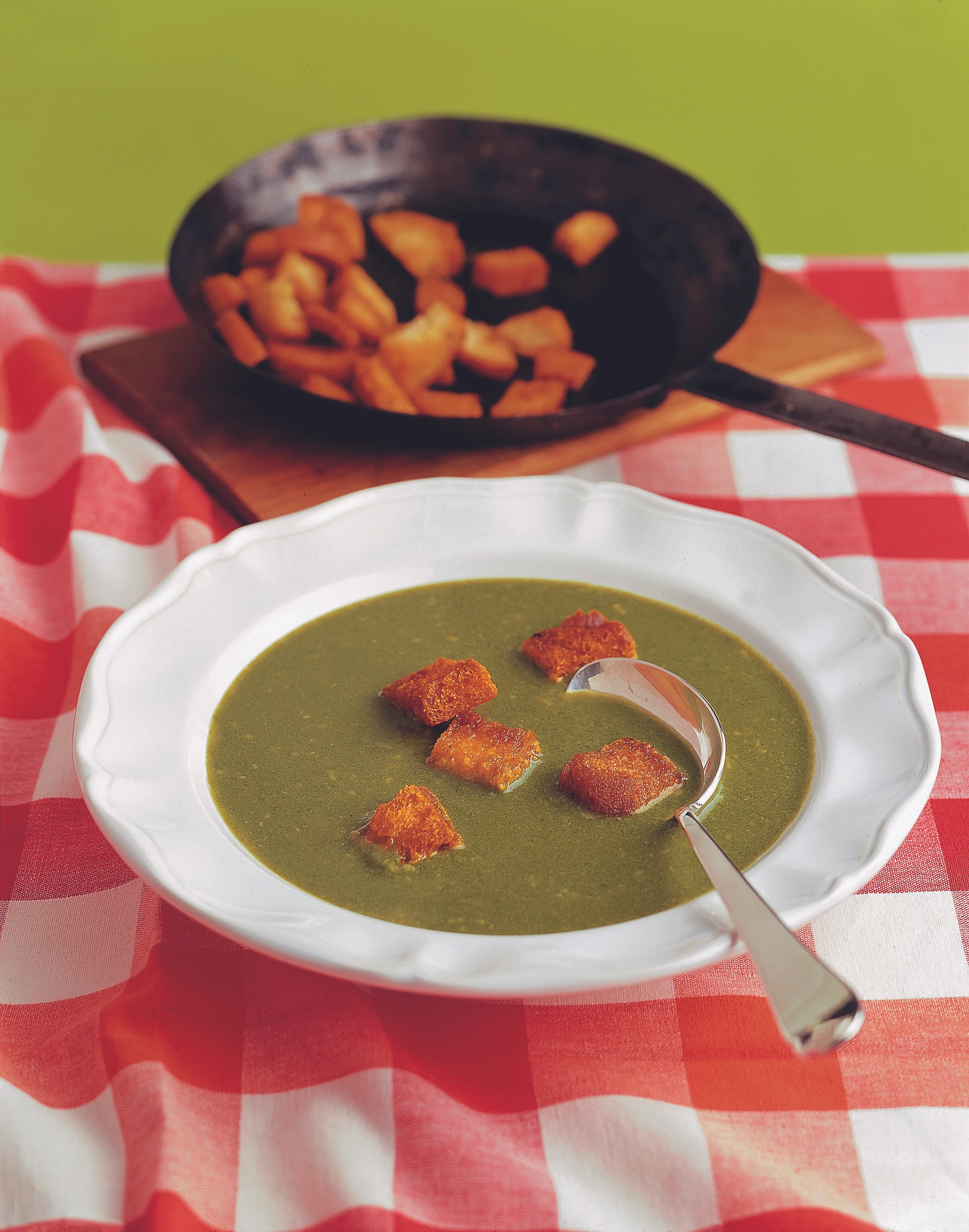 Kalte Spinatsuppe mit gebratenen Semmelwürfeln