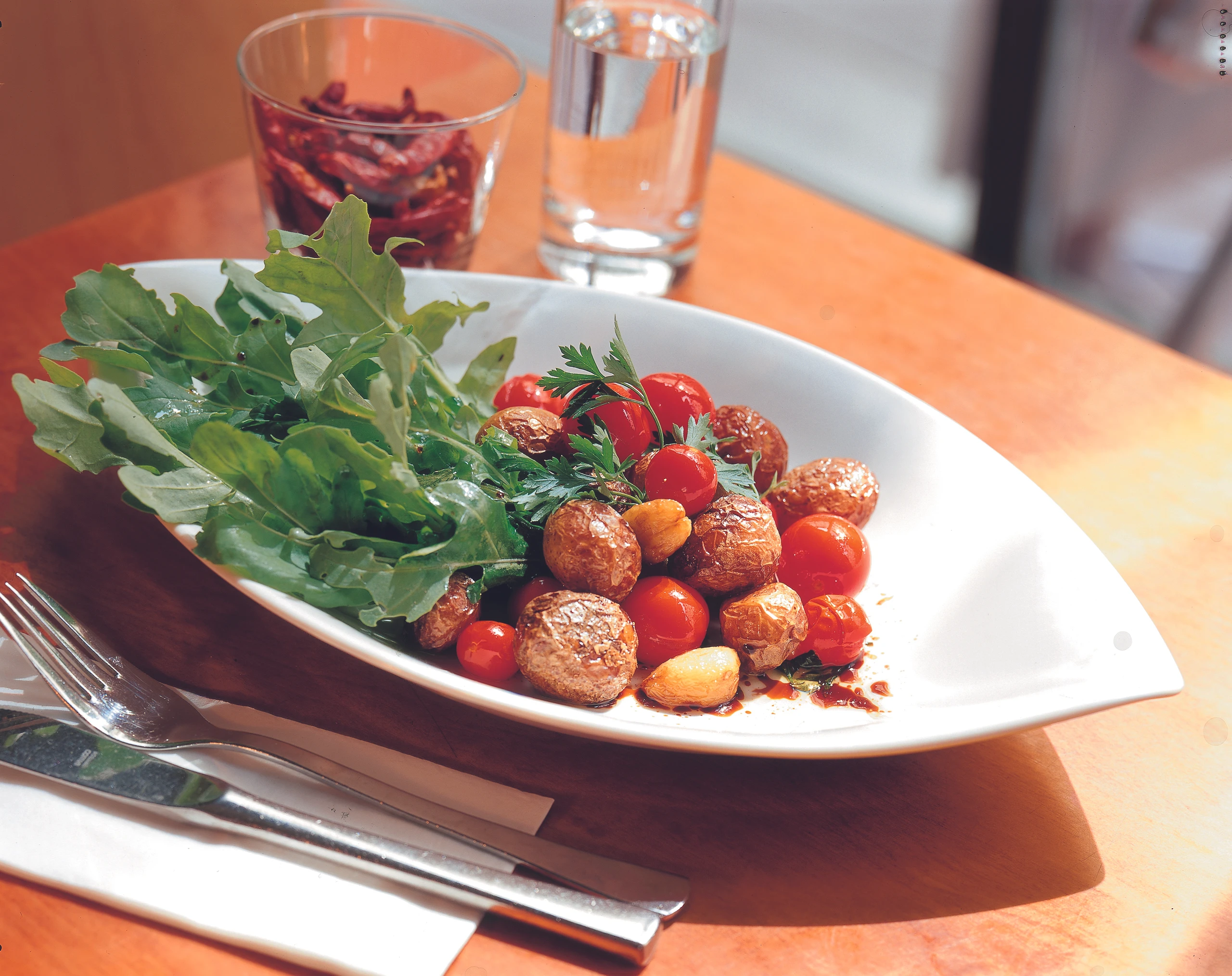 Heurige mit Tomaten und Rucola