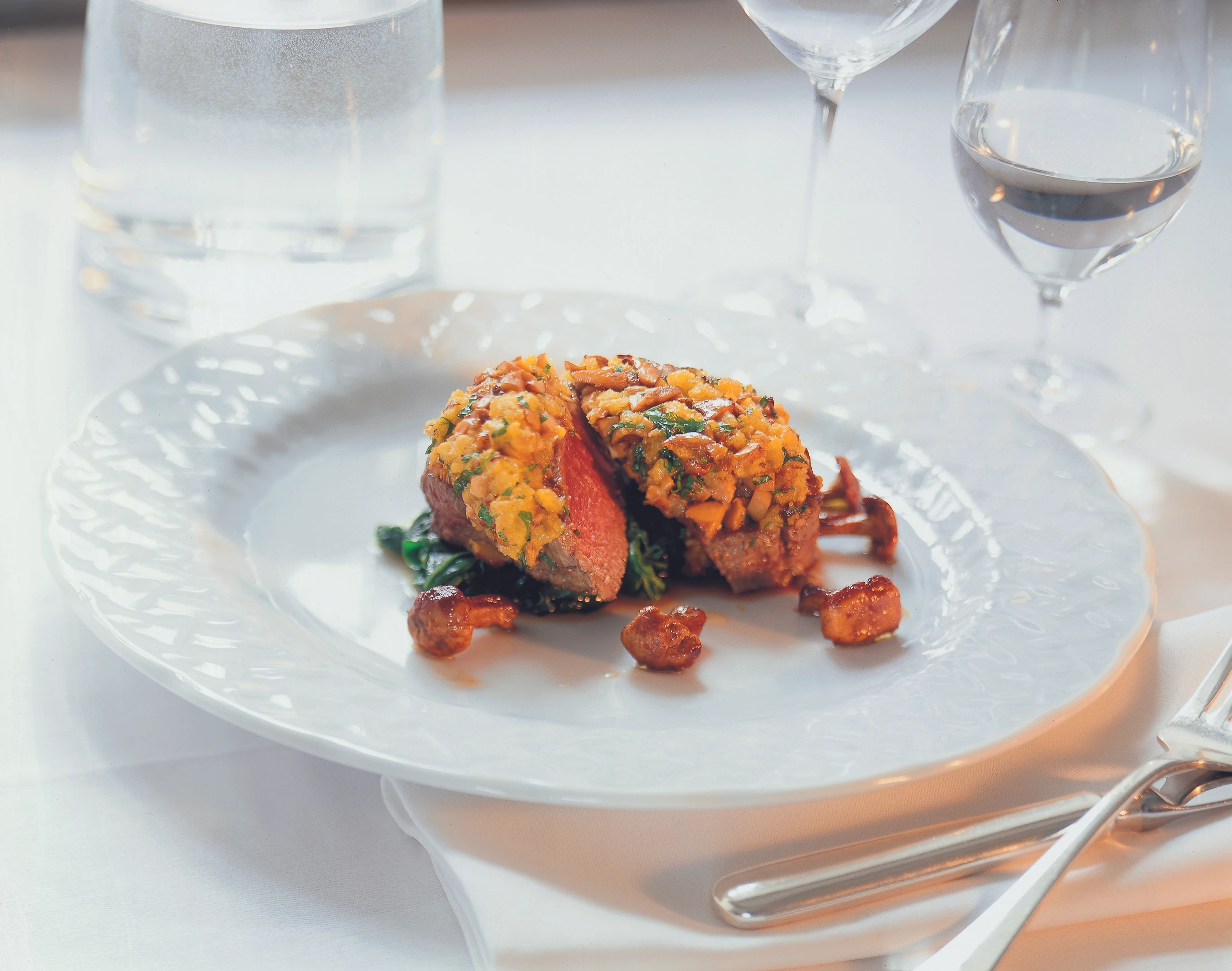 Rindsfilet mit Eierschwammerlhaube auf Blattspinat