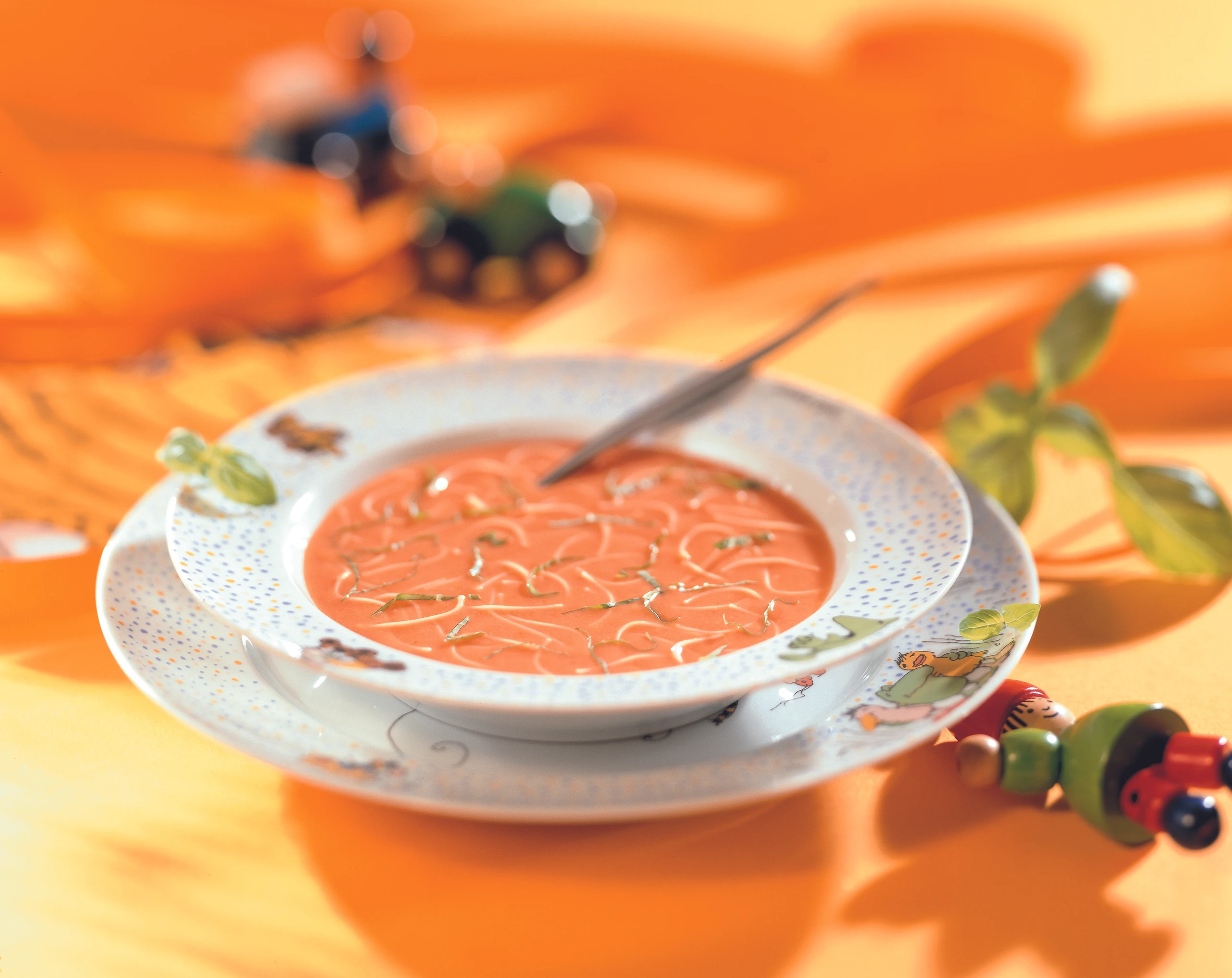 Rote Nudelsuppe mit Basilikumstreifen