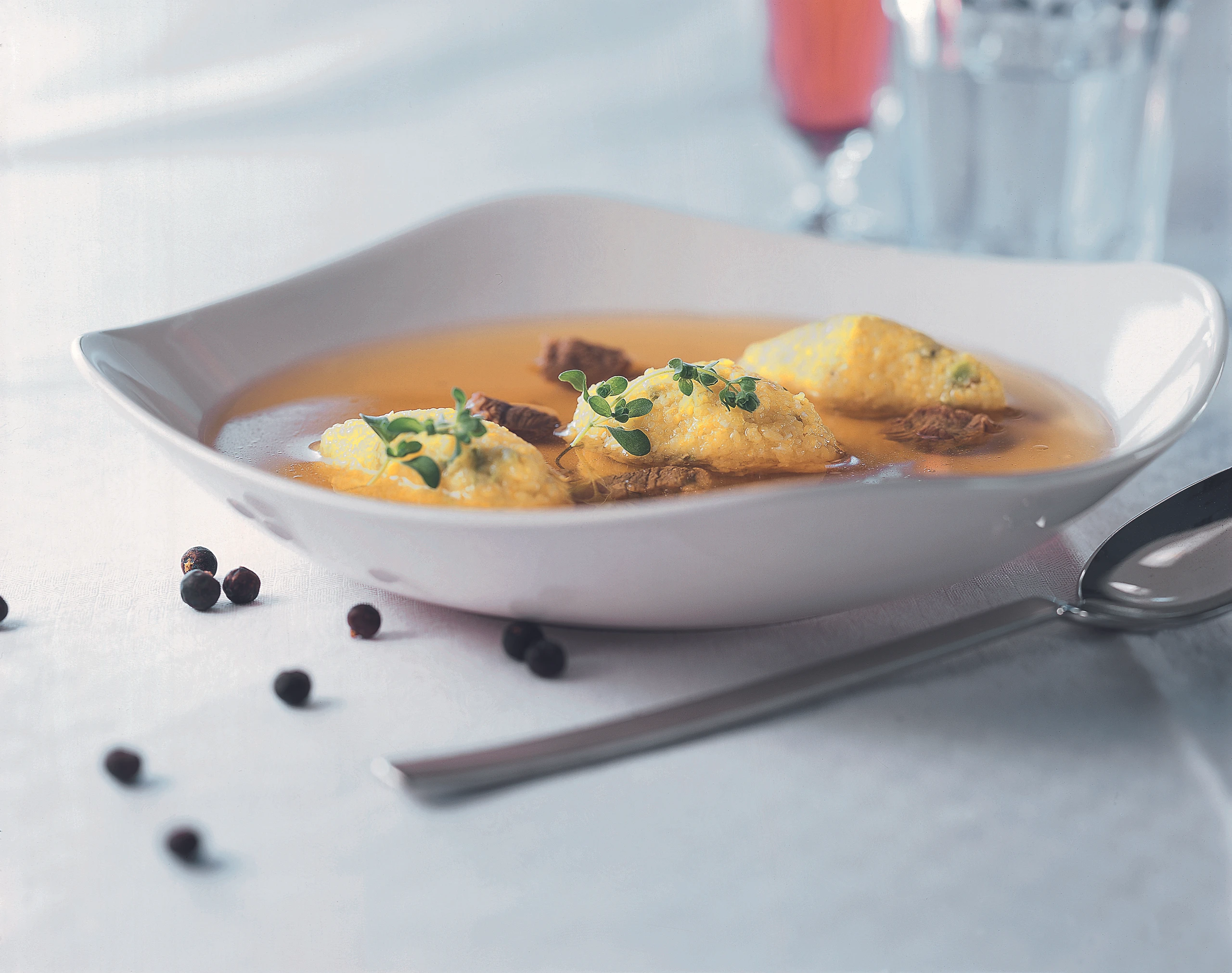 Klare Wildsuppe mit Pistaziennockerln