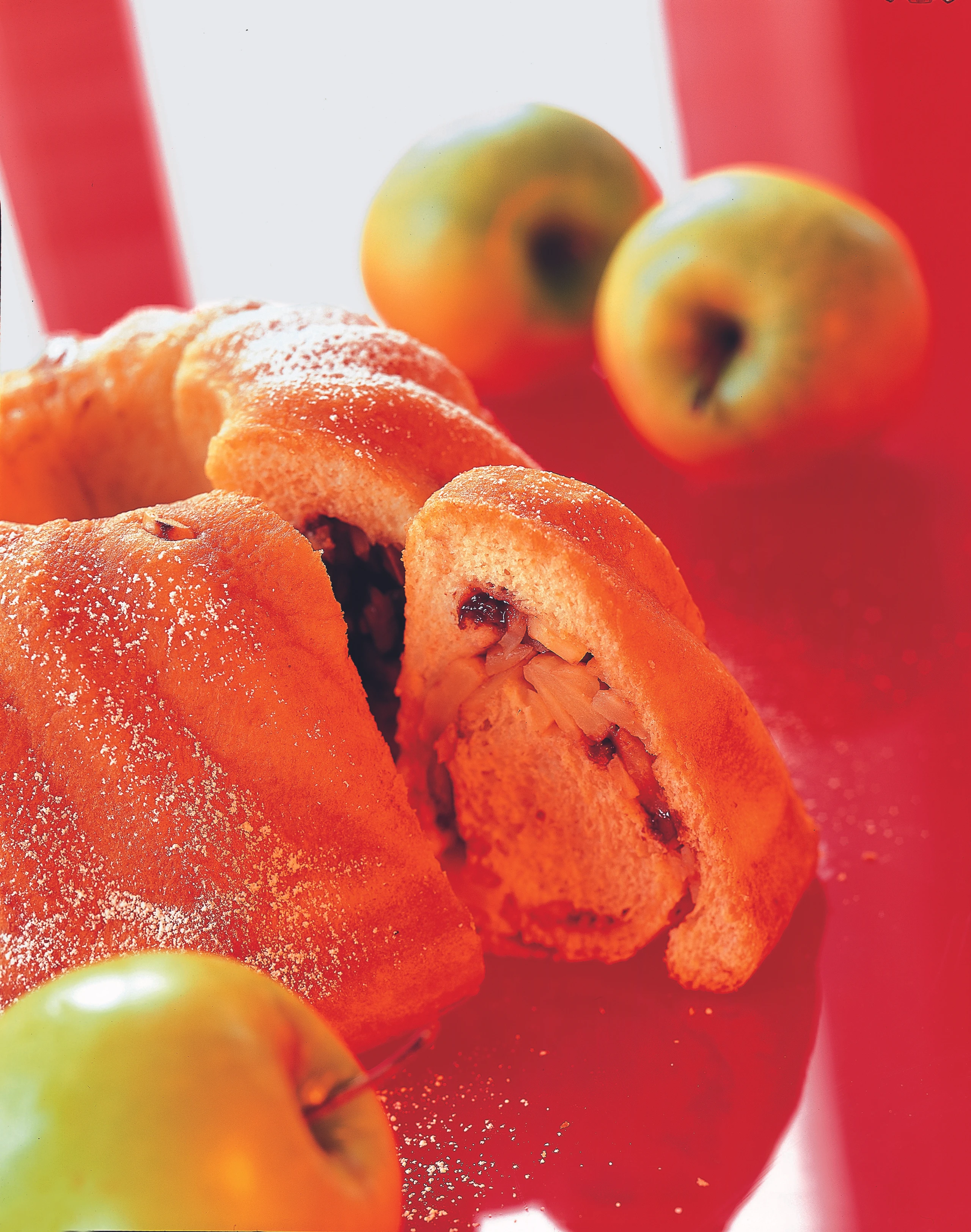 Apfel-Gugelhupf mit Schokolade und Mandeln