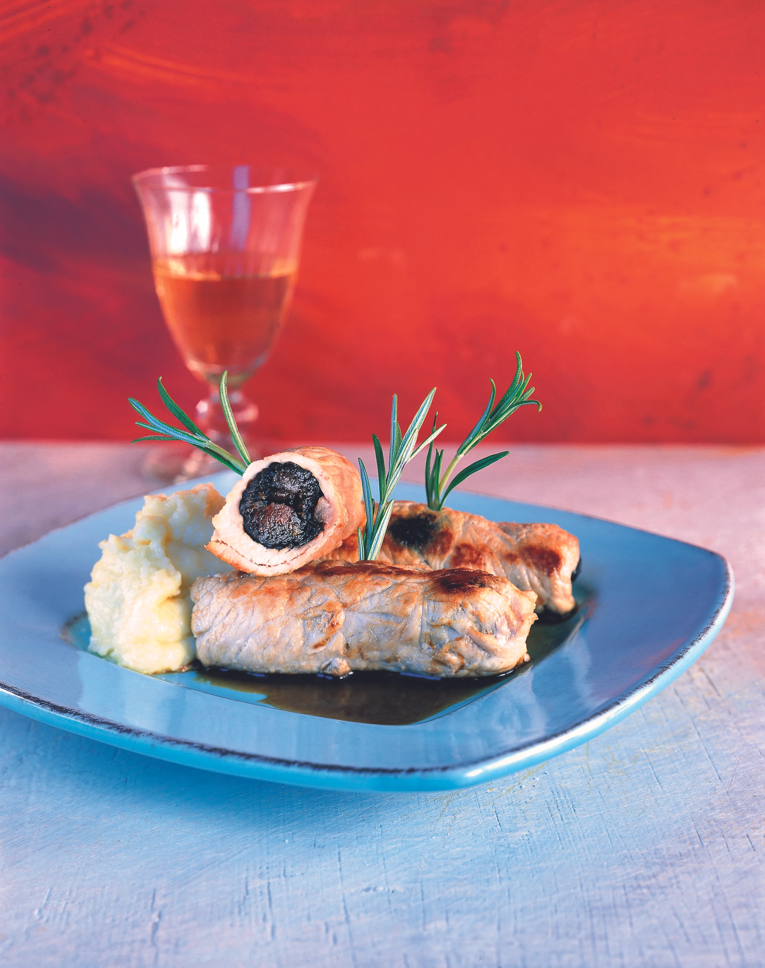 Schweinsröllchen mit Dörrzwetschken und Erdäpfelpüree