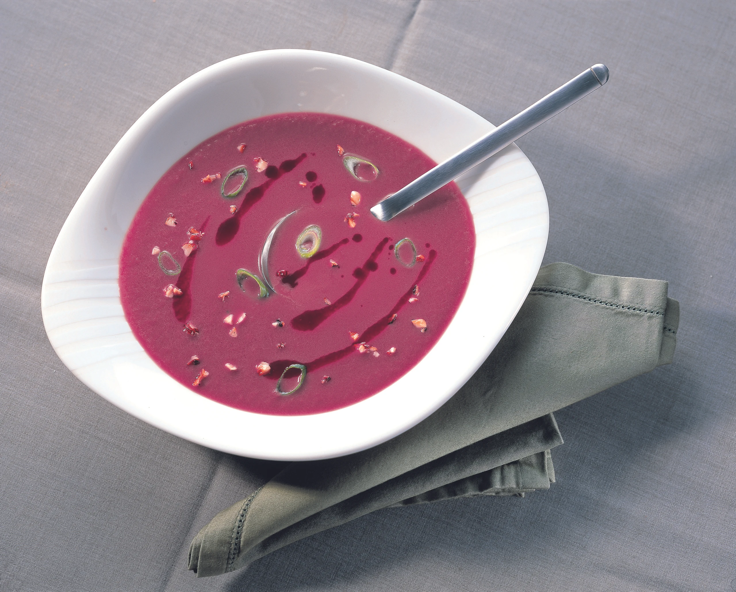 Rotkrautsuppe mit Portweinsauce