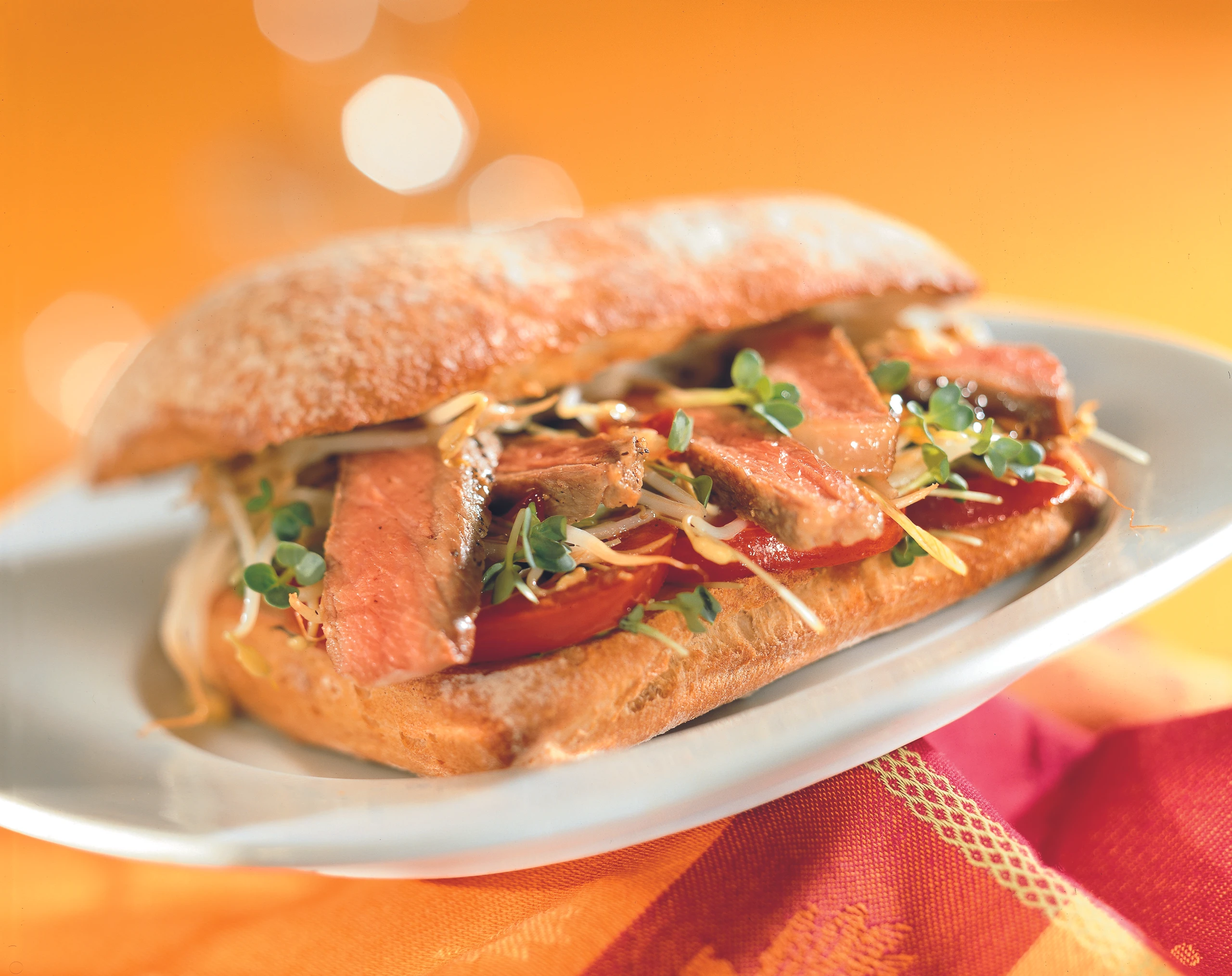 Würziger Steakburger mit knackigem Gemüse