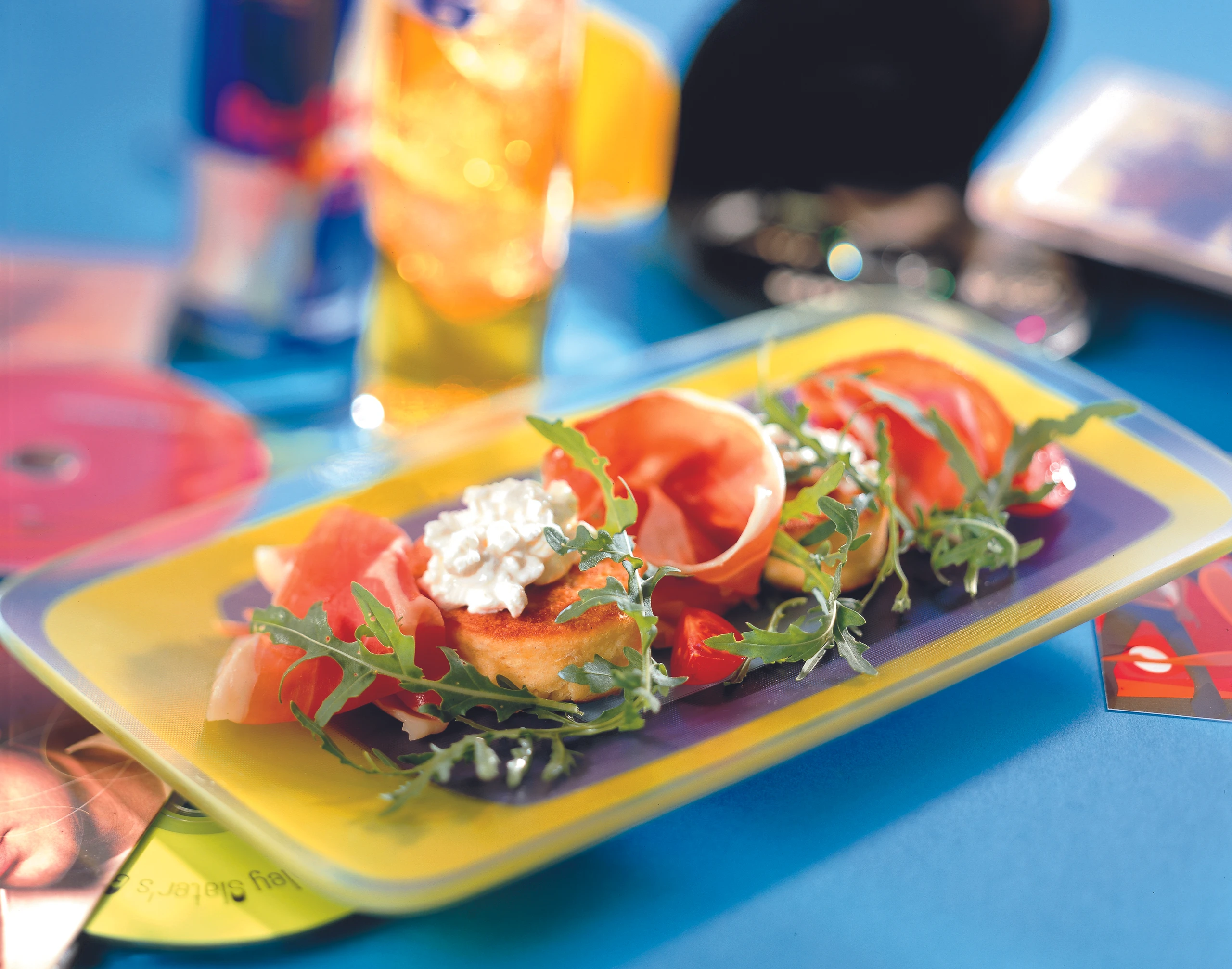 Maisblinis mit Rucolasalat und Prosciutto