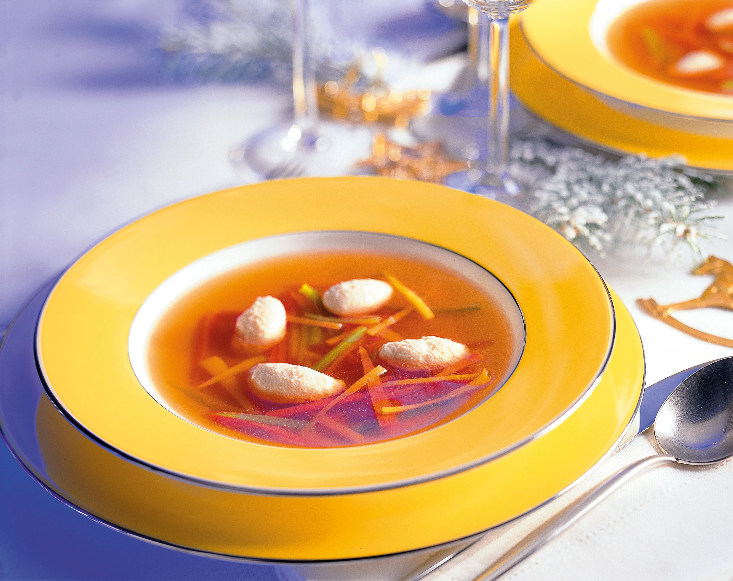 Klare Suppe mit Hühnernockerln