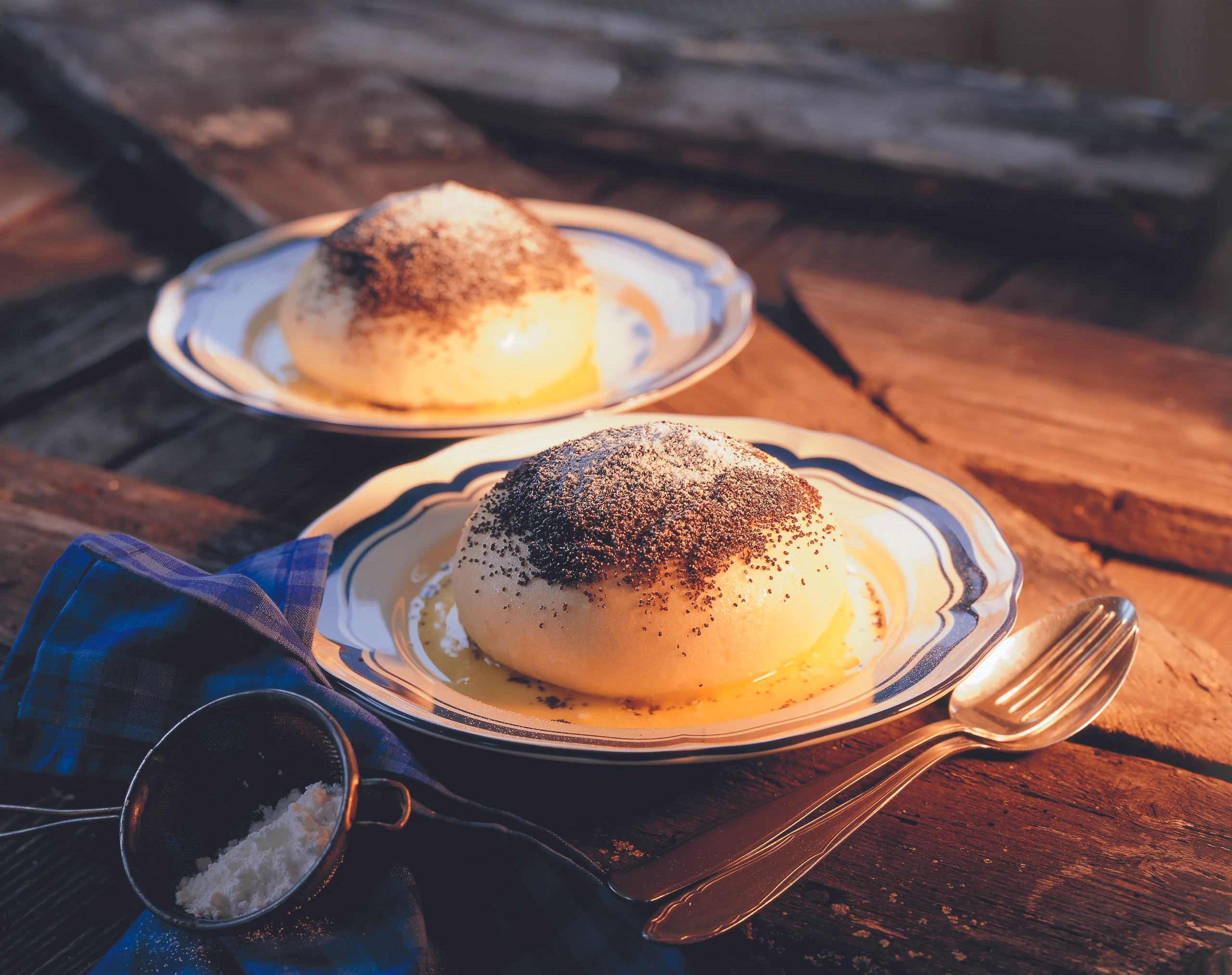 Germknödel mit zerlassener Butter und Mohn