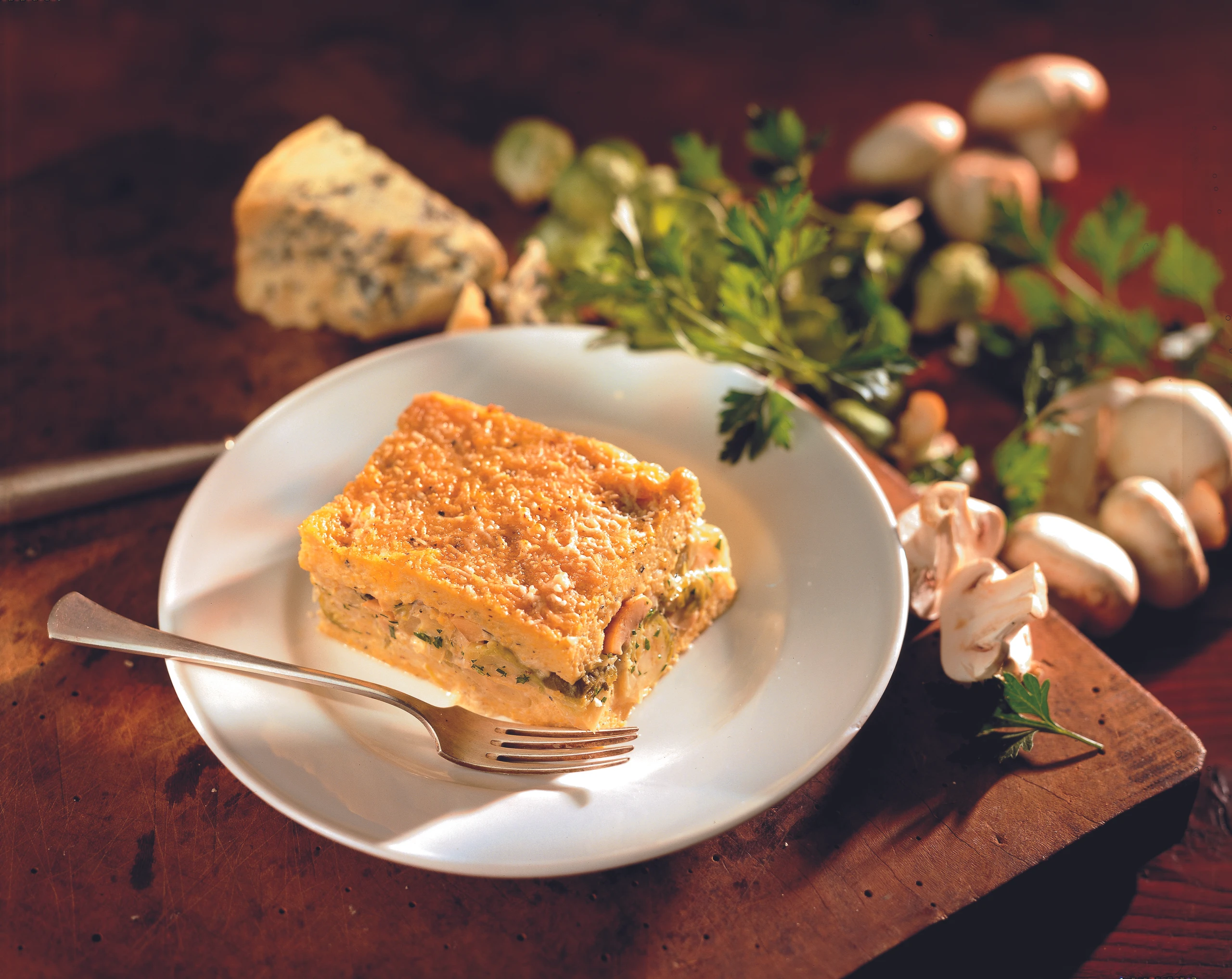 Pikanter Polenta-Auflauf mit Blauschimmelkäse